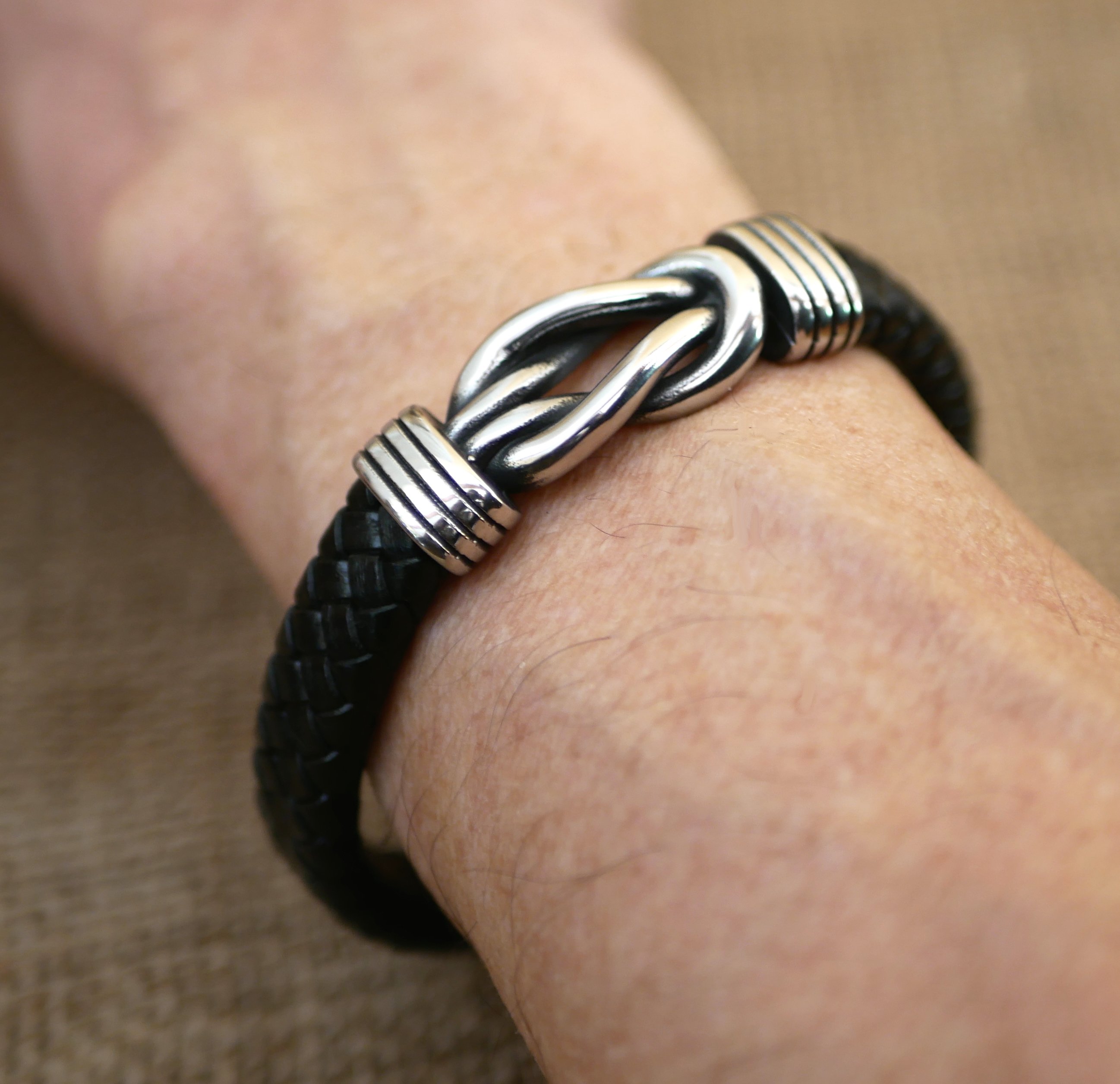 Bracelet homme cuir noir tress&eacute; au noeud celtique