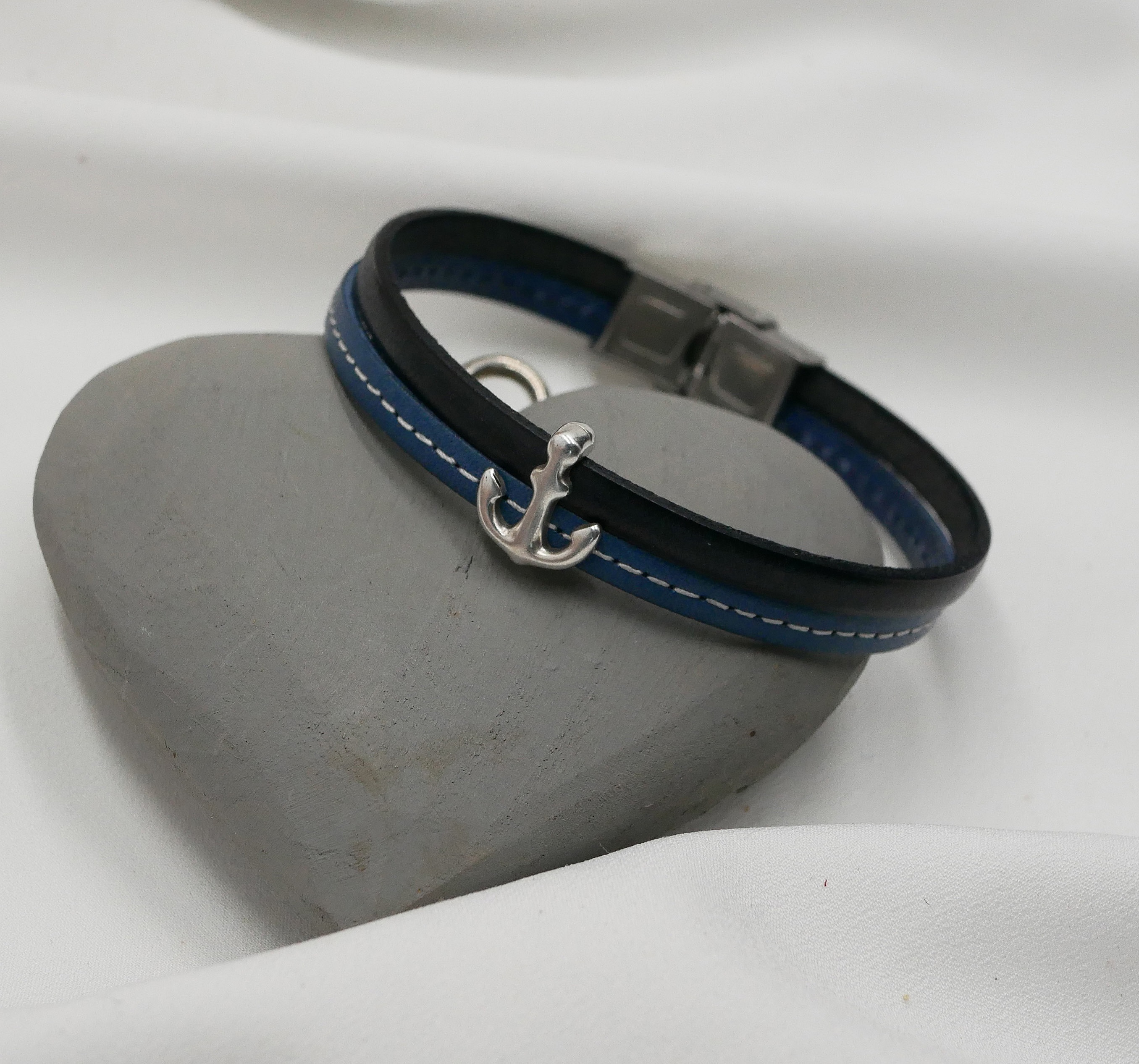 Bracelet homme en duo de cuir bleu surpiqu&eacute;  Ancre marine personnalisable 