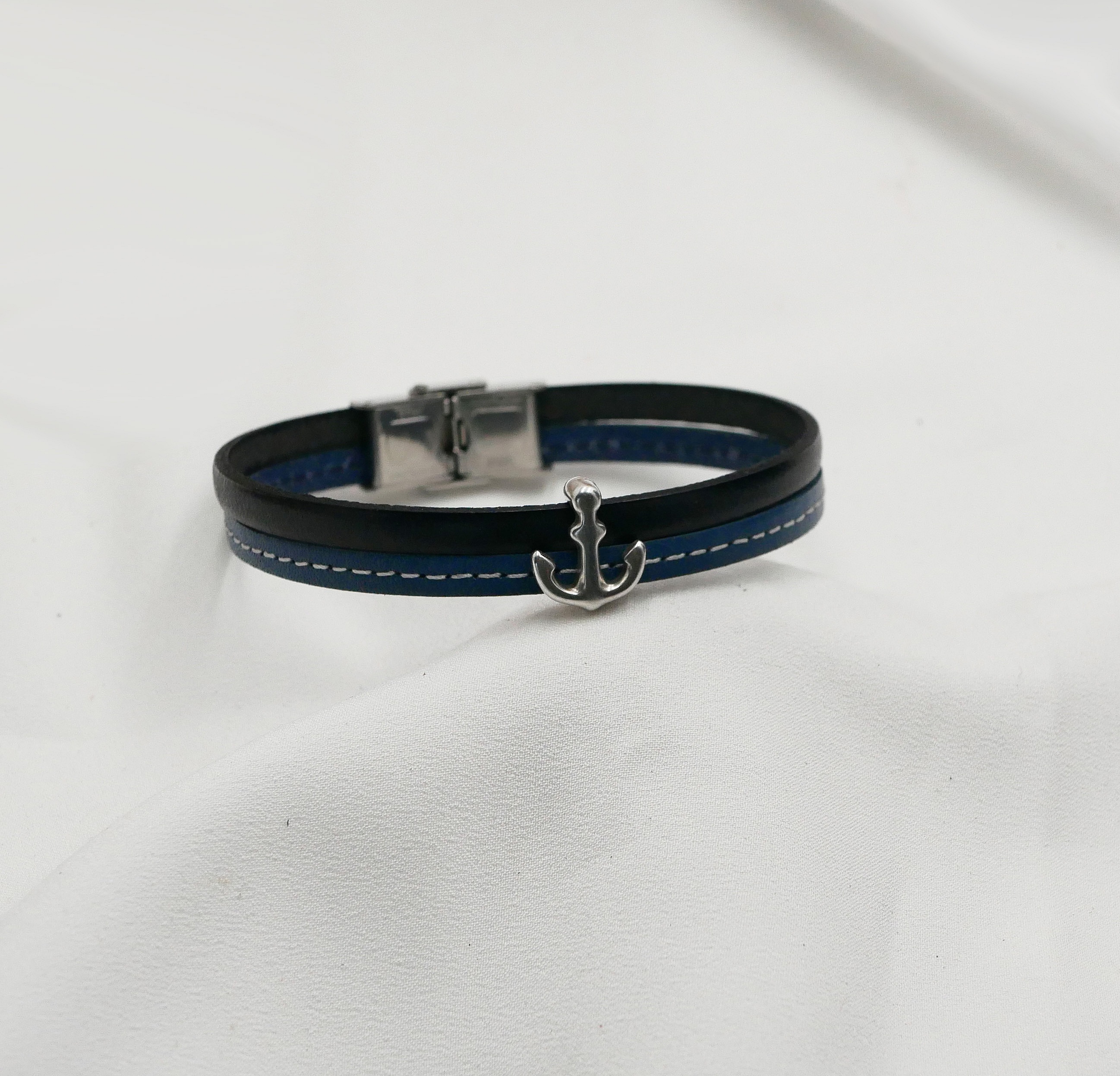 Bracelet homme en duo de cuir bleu surpiqu&eacute;  Ancre marine personnalisable 