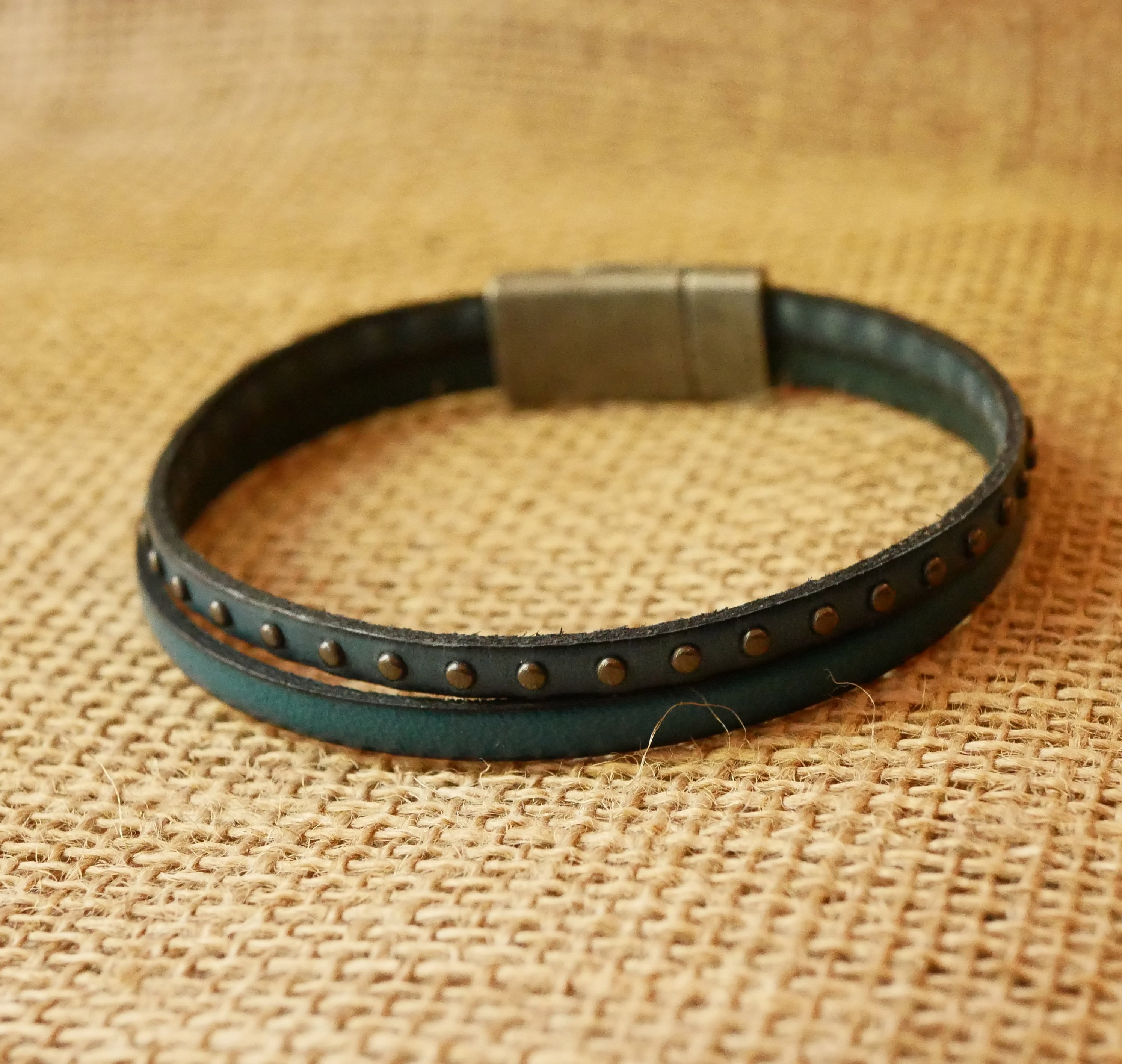 Bracelet homme en duo de cuir bleu &agrave; clous