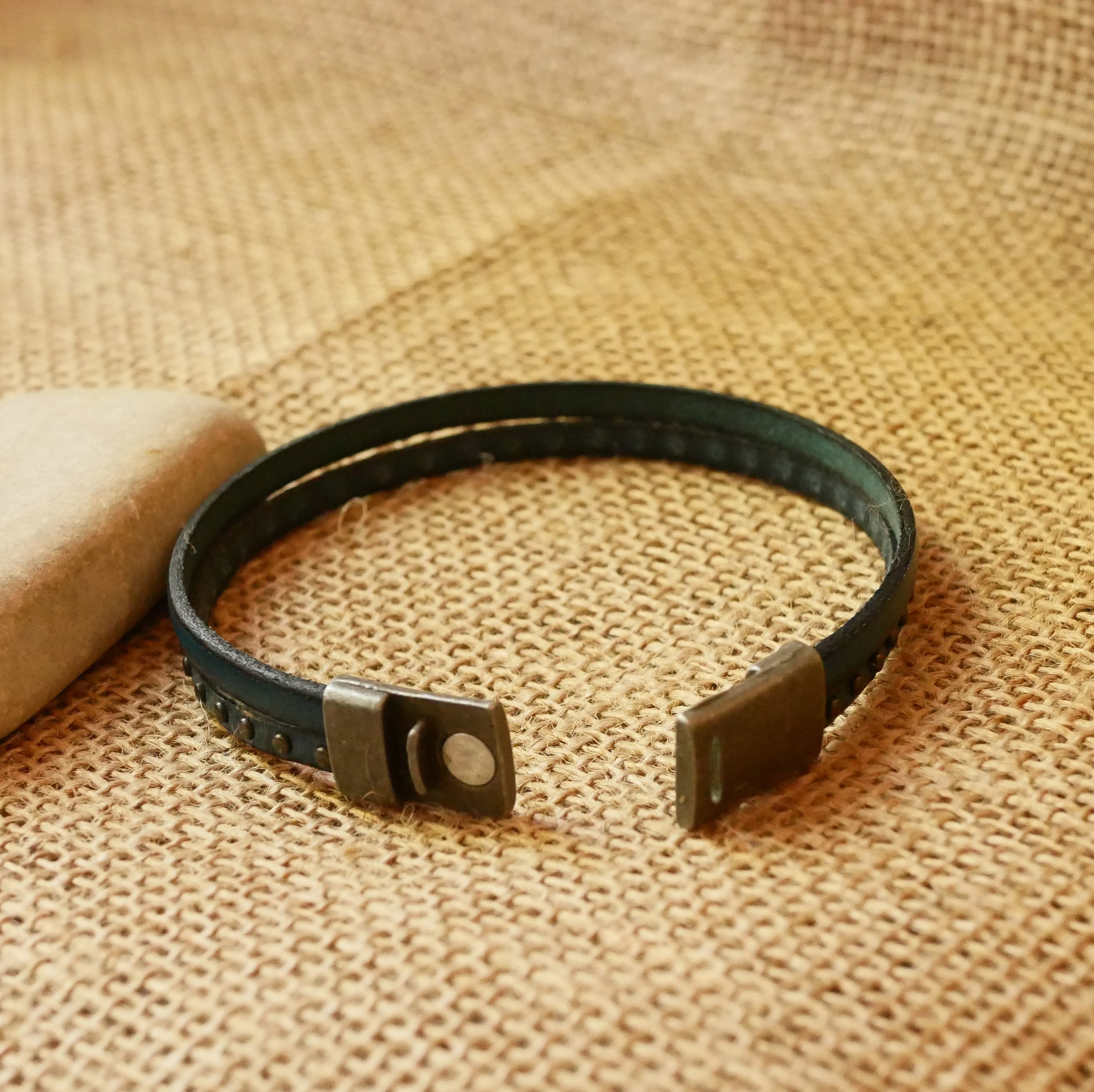 Bracelet homme en duo de cuir bleu &agrave; clous