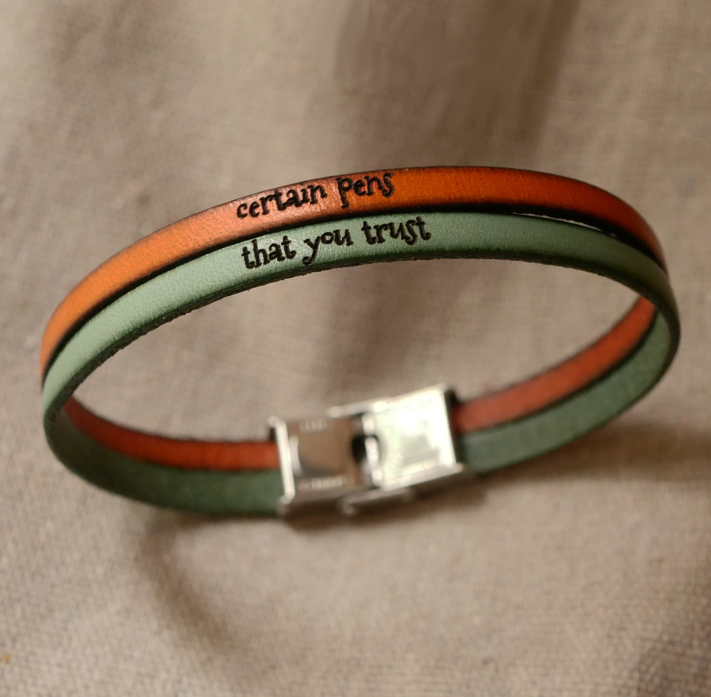 Bracelet homme en duo de cuir personnalisable par gravure