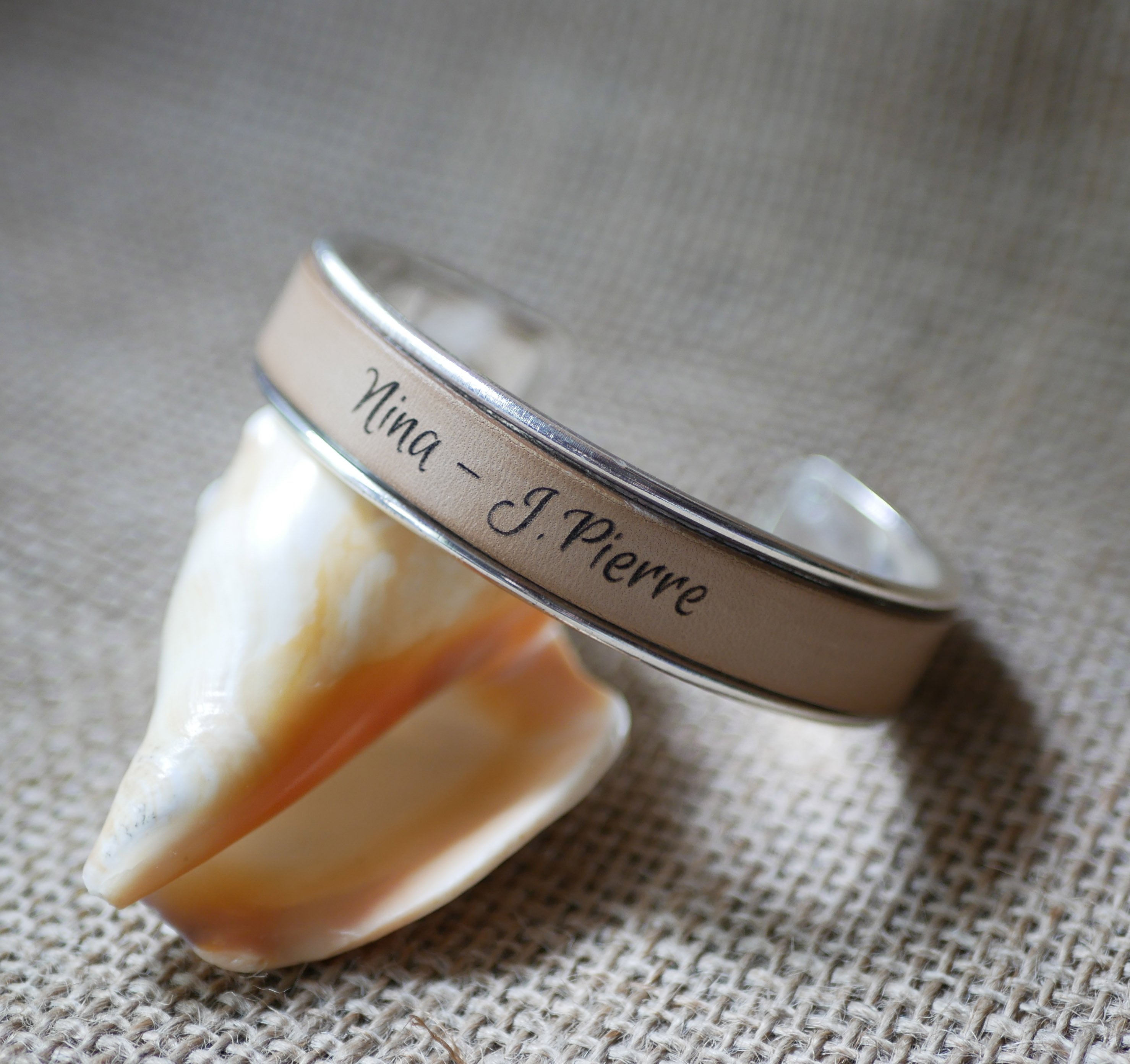 Bracelet jonc en cuir personnalis&eacute; par gravure