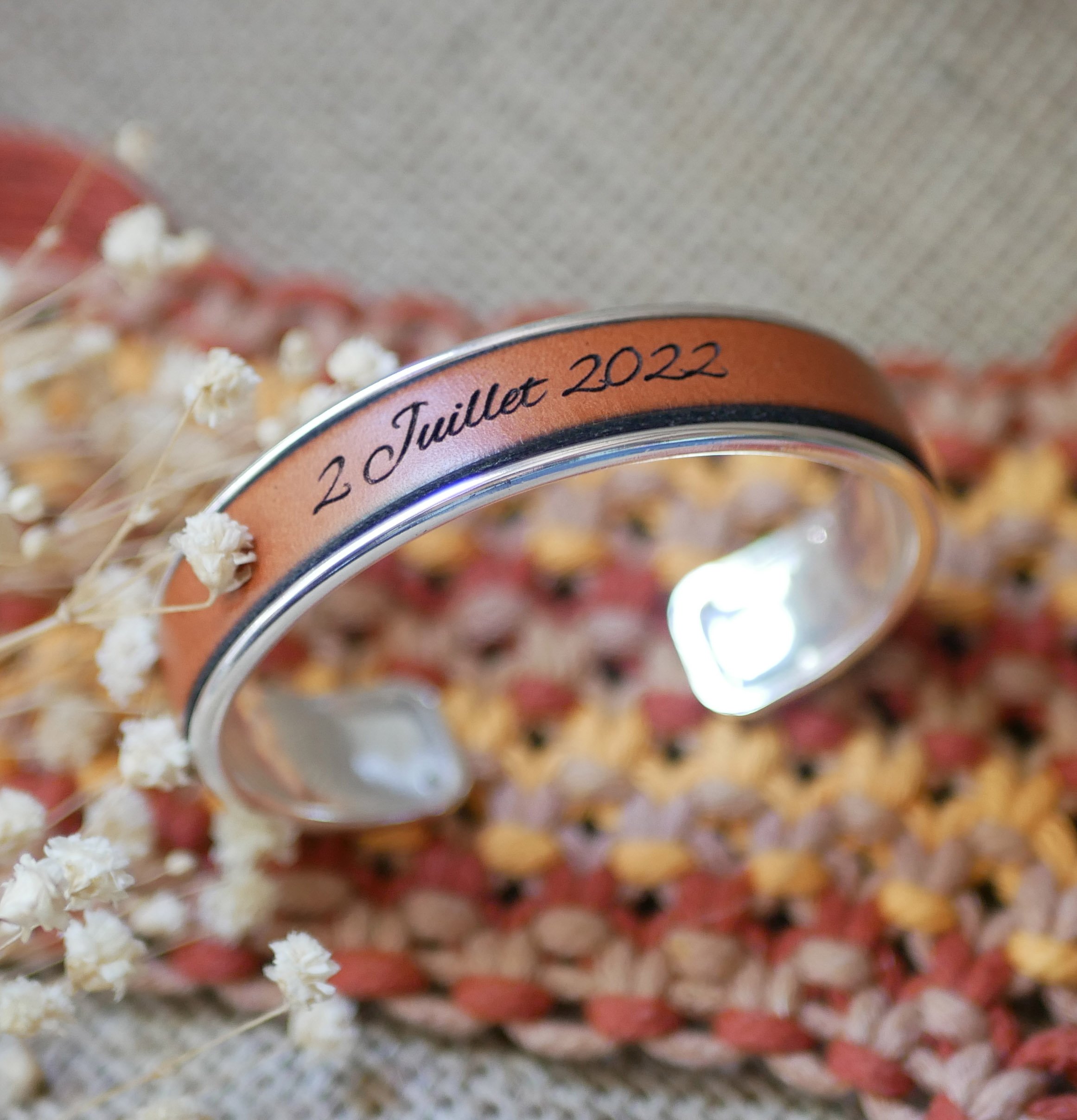 Bracelet jonc en cuir personnalisé par gravure