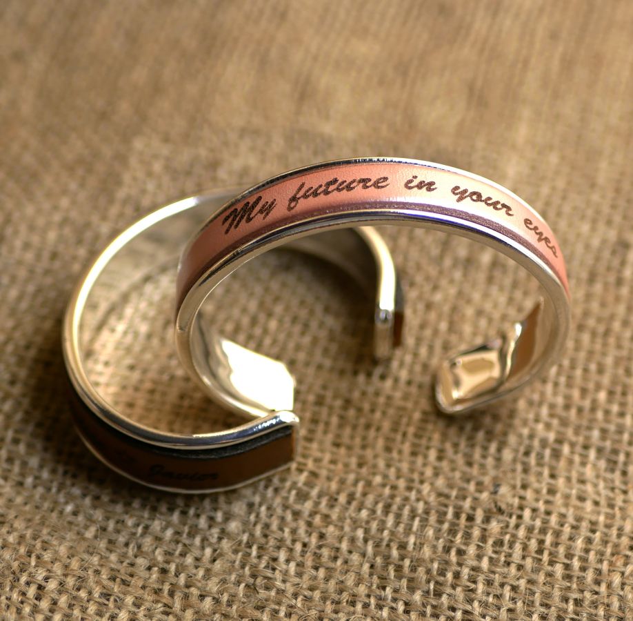 Bracelet jonc en cuir personnalisé par gravure