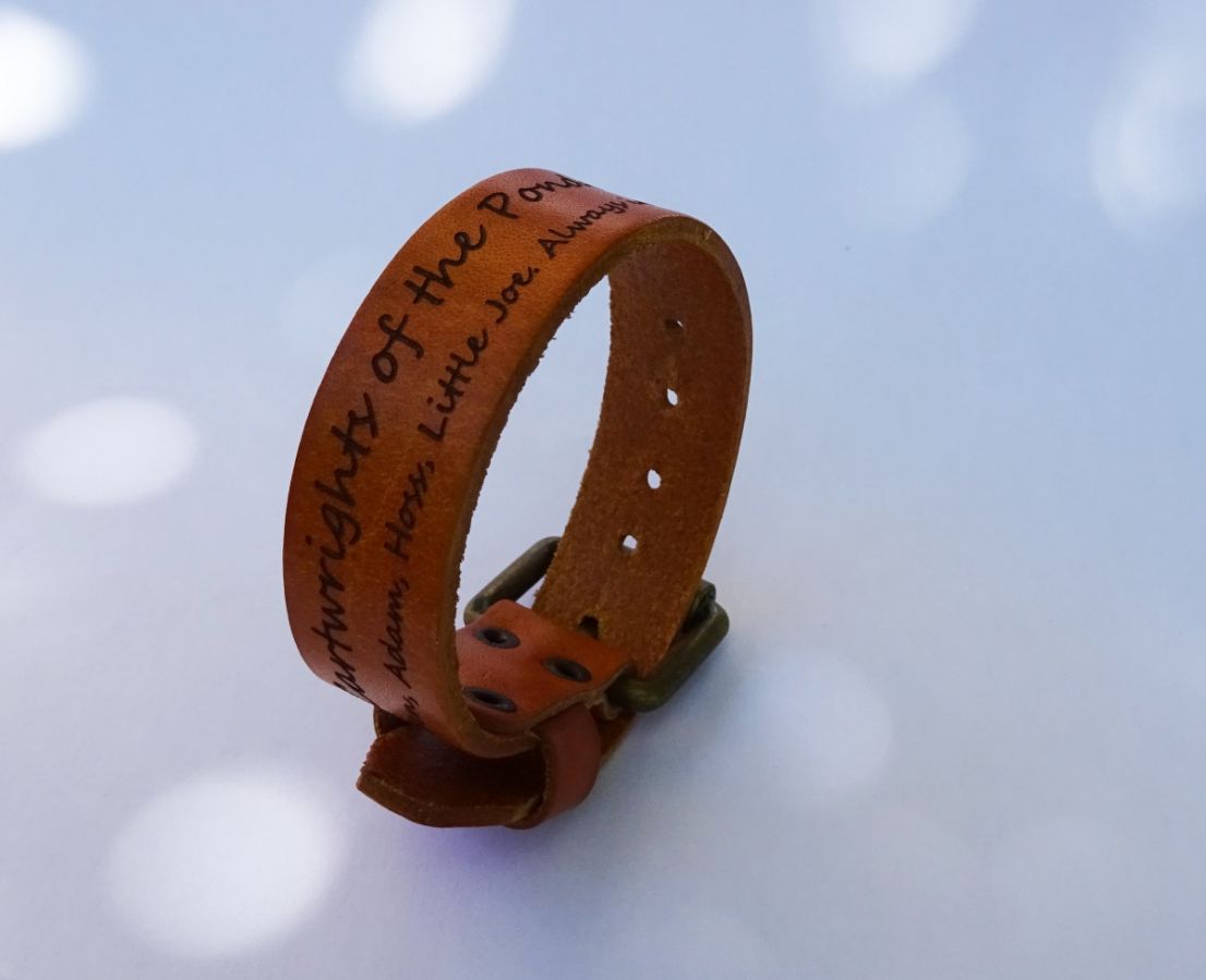 Bracelet large en cuir gravé personnalisé