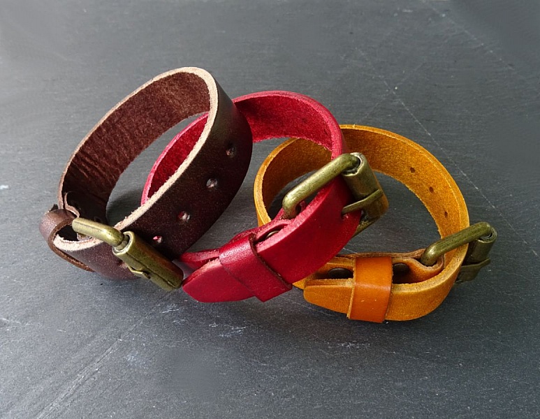 Bracelet large en cuir grav&eacute; personnalis&eacute;