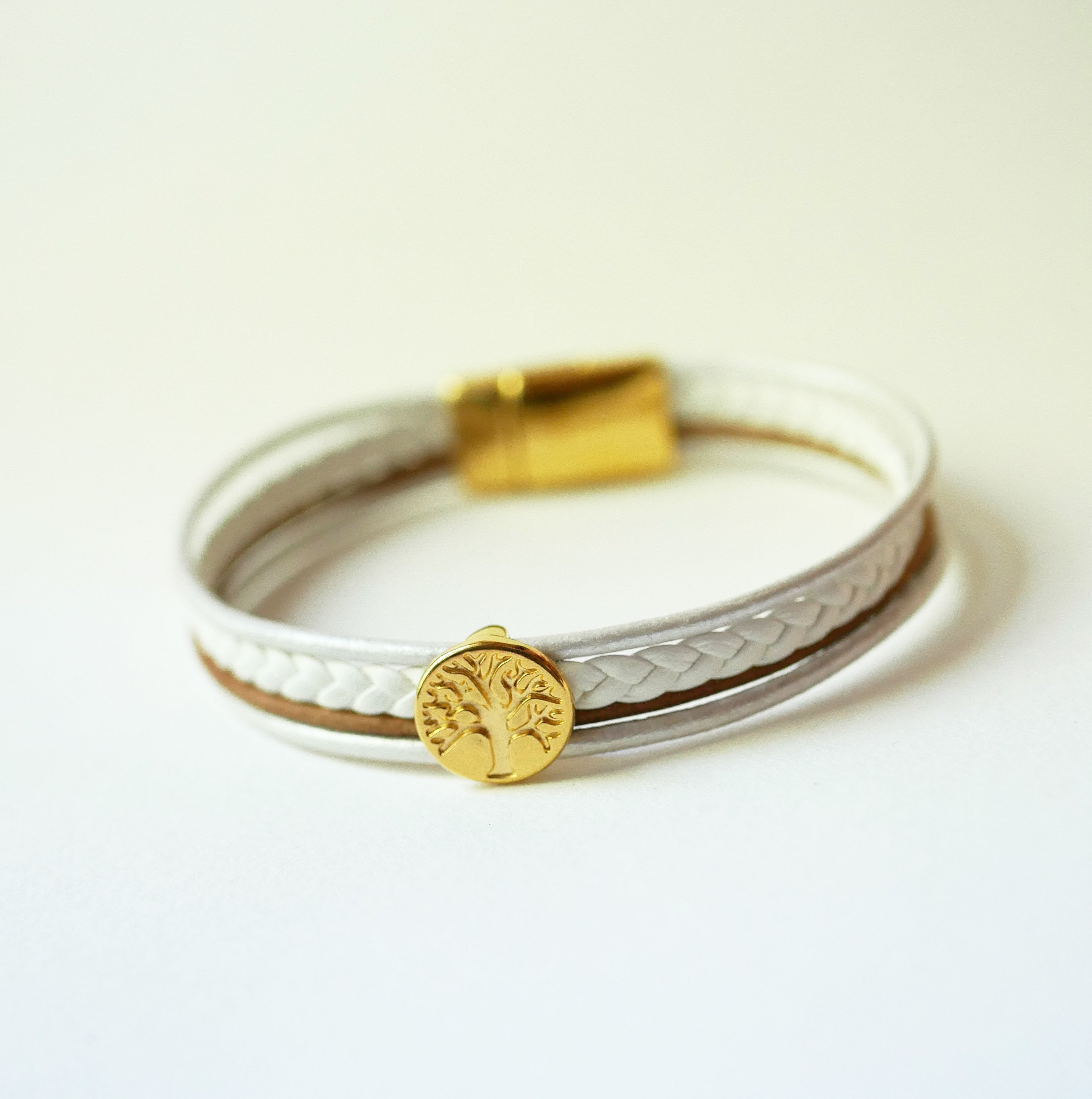 Bracelet manchette cuir blanc et doré au cabochon Arbre de vie