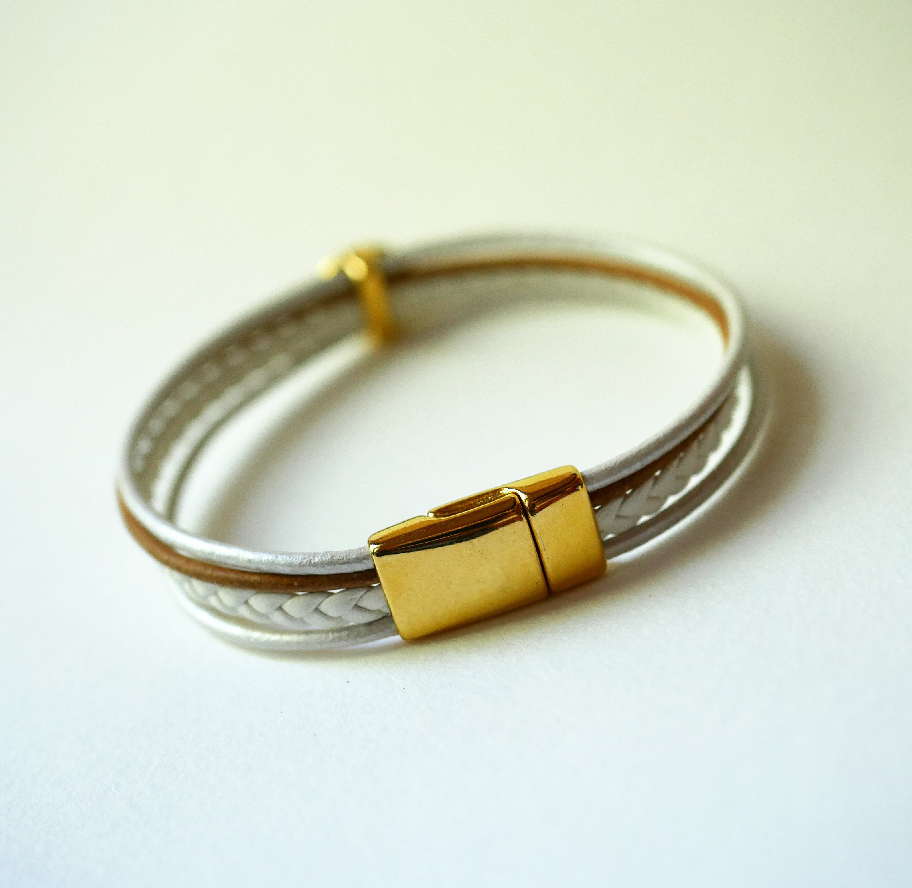 Bracelet manchette cuir blanc et dor&eacute; au cabochon Arbre de vie