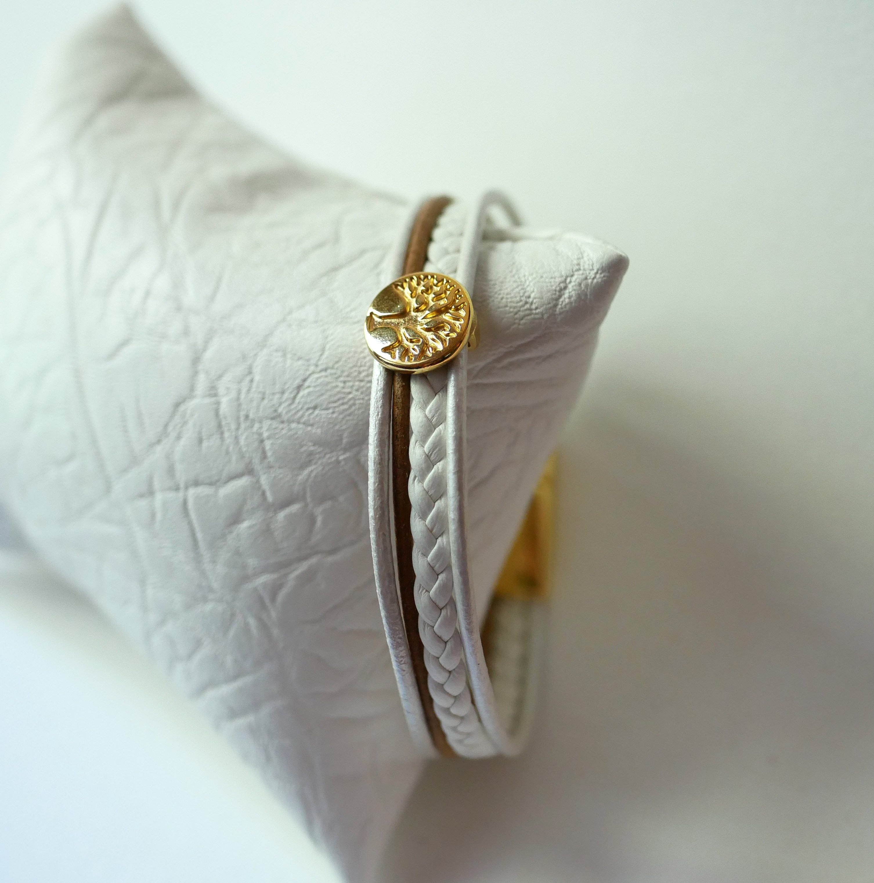 Bracelet manchette cuir blanc et dor&eacute; au cabochon Arbre de vie