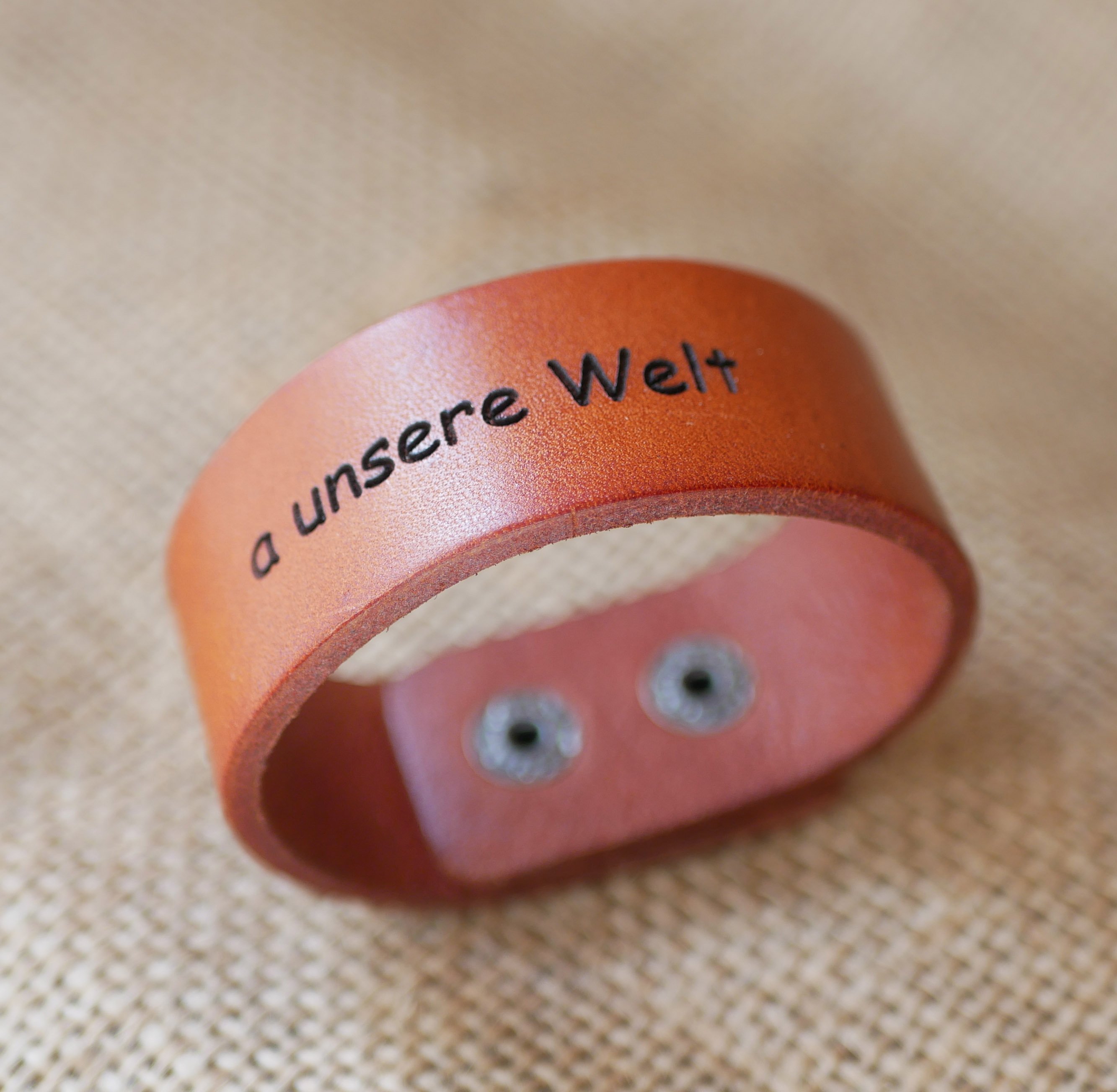 Bracelet manchette cuir Camel grav&eacute; personnalis&eacute;