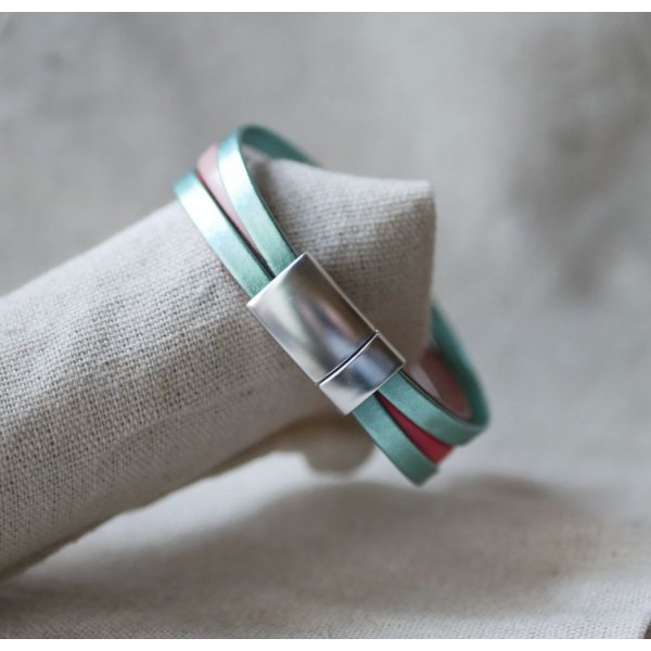 Bracelet manchette en cuir décor Coeurs à personnaliser 