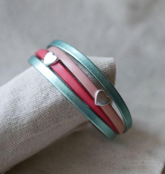 Bracelet manchette en cuir décor Coeurs à personnaliser 