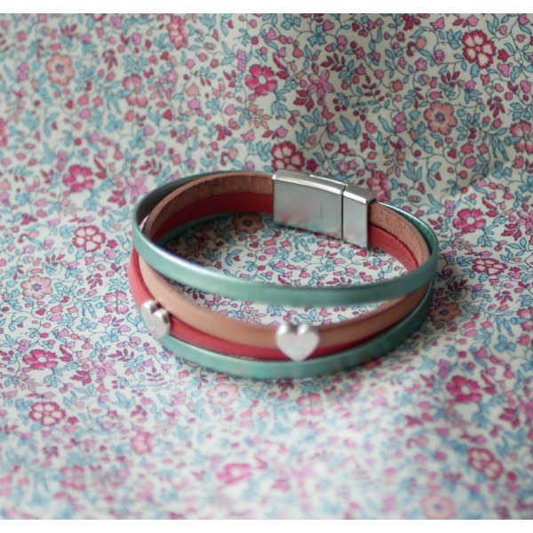 Bracelet manchette en cuir décor Coeurs à personnaliser 