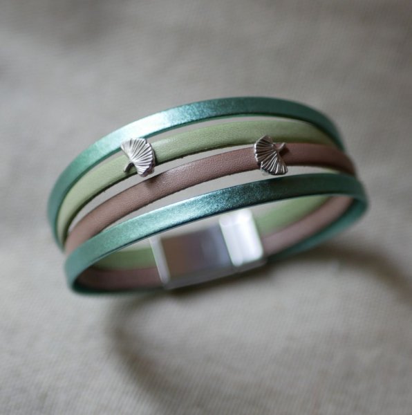 Bracelet manchette en cuir d&eacute;cor Ginkgo &agrave; personnaliser 
