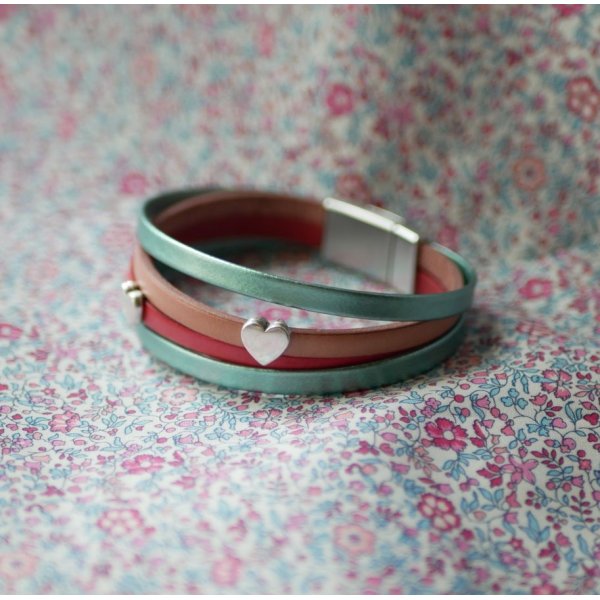 Bracelet manchette en cuir décor Coeurs à personnaliser 