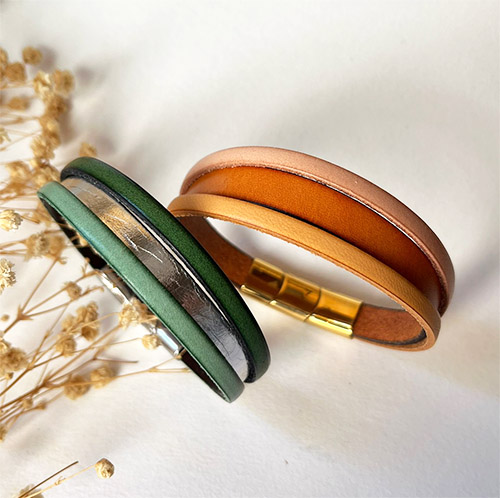 Bracelet manchette cuir femme bicolore avec message grav&eacute; cach&eacute;