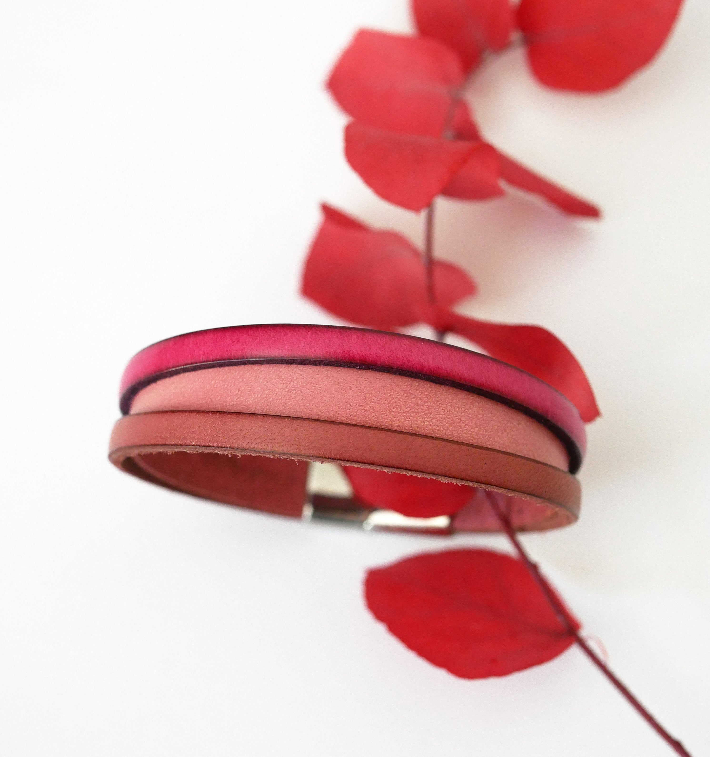 Bracelet manchette cuir femme bicolore avec message grav&eacute; cach&eacute;