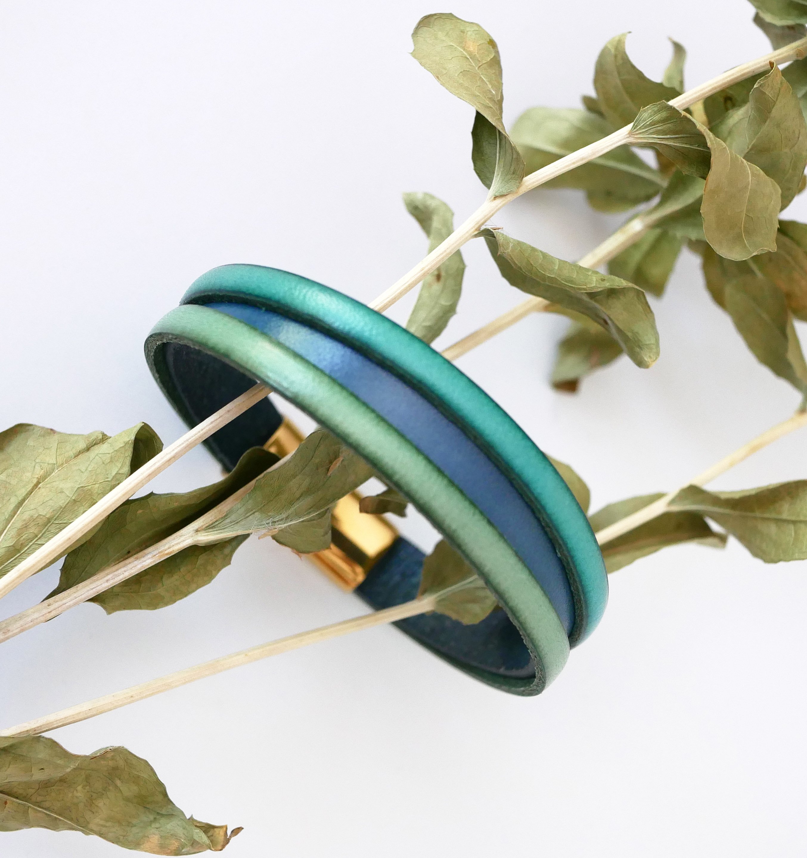 Bracelet manchette cuir femme bicolore avec message grav&eacute; cach&eacute;