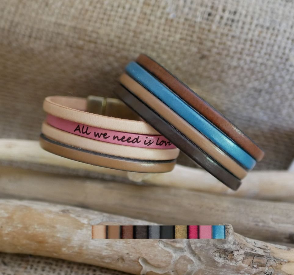 Bracelet manchette multi cuir personnalisable avec message gravé