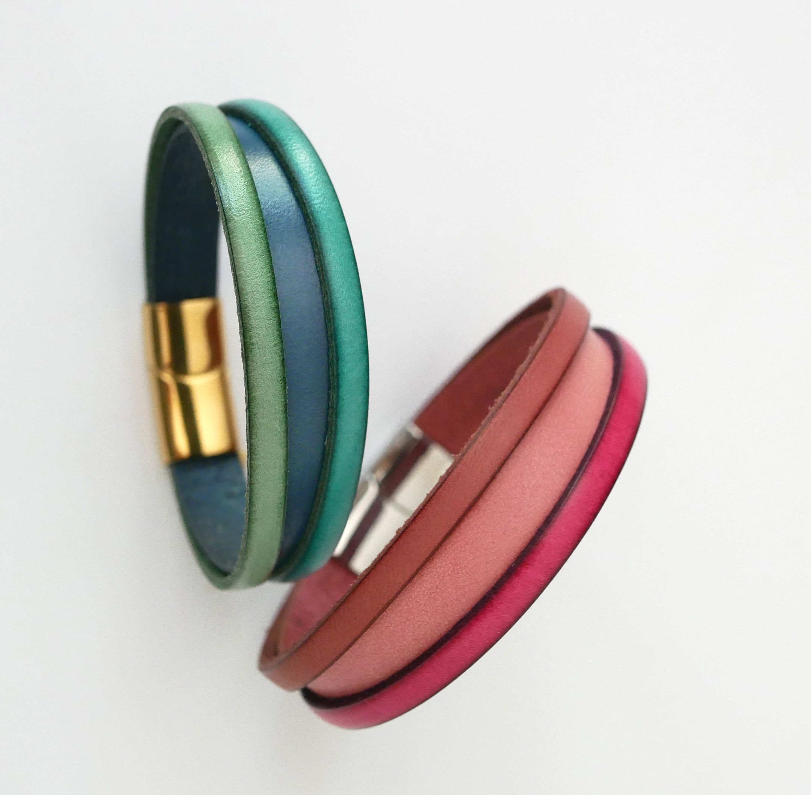 Bracelet manchette cuir femme bicolore avec message grav&eacute; cach&eacute;