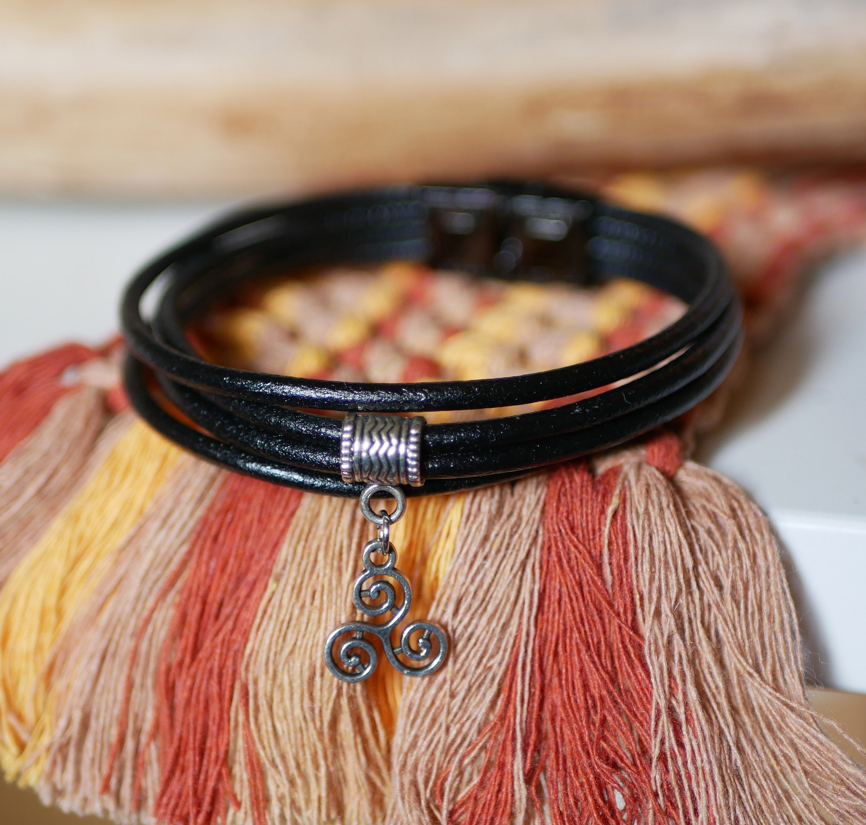 Bracelet manchette cuir noir au pendentif charme argent&eacute; au choix