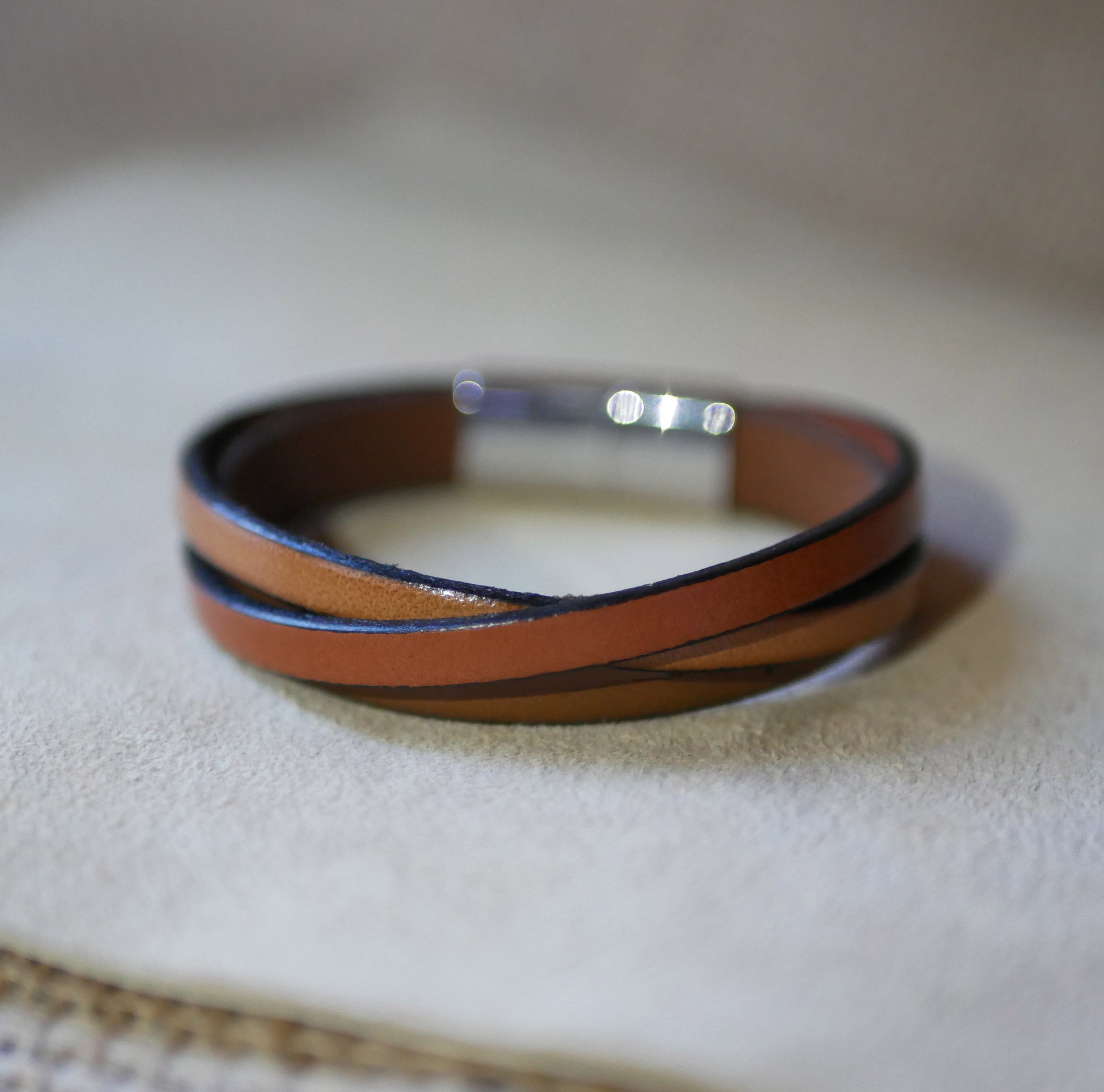 Bracelet manchette aux cuirs crois&eacute;s bicolore avec message grav&eacute; pour homme