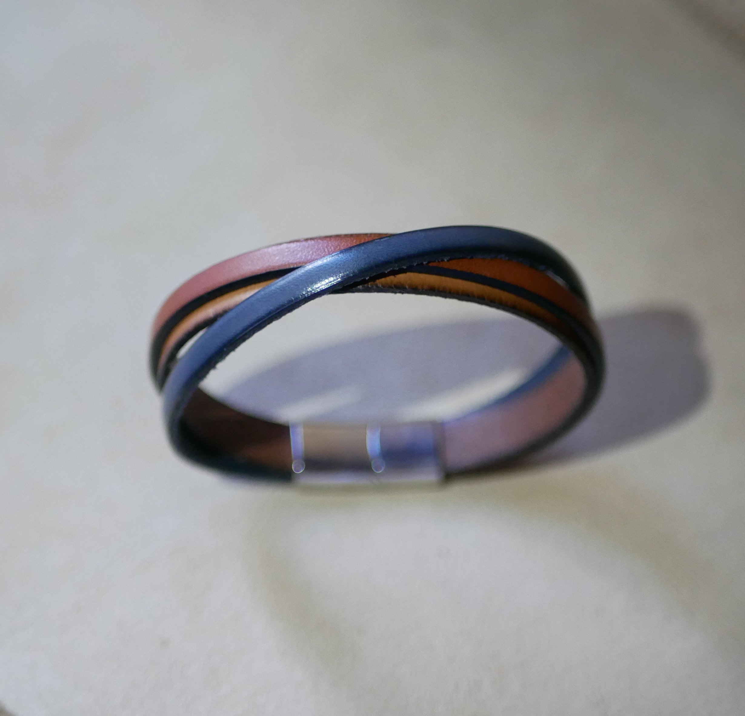 Bracelet manchette aux cuirs crois&eacute;s bicolore avec message grav&eacute; pour homme