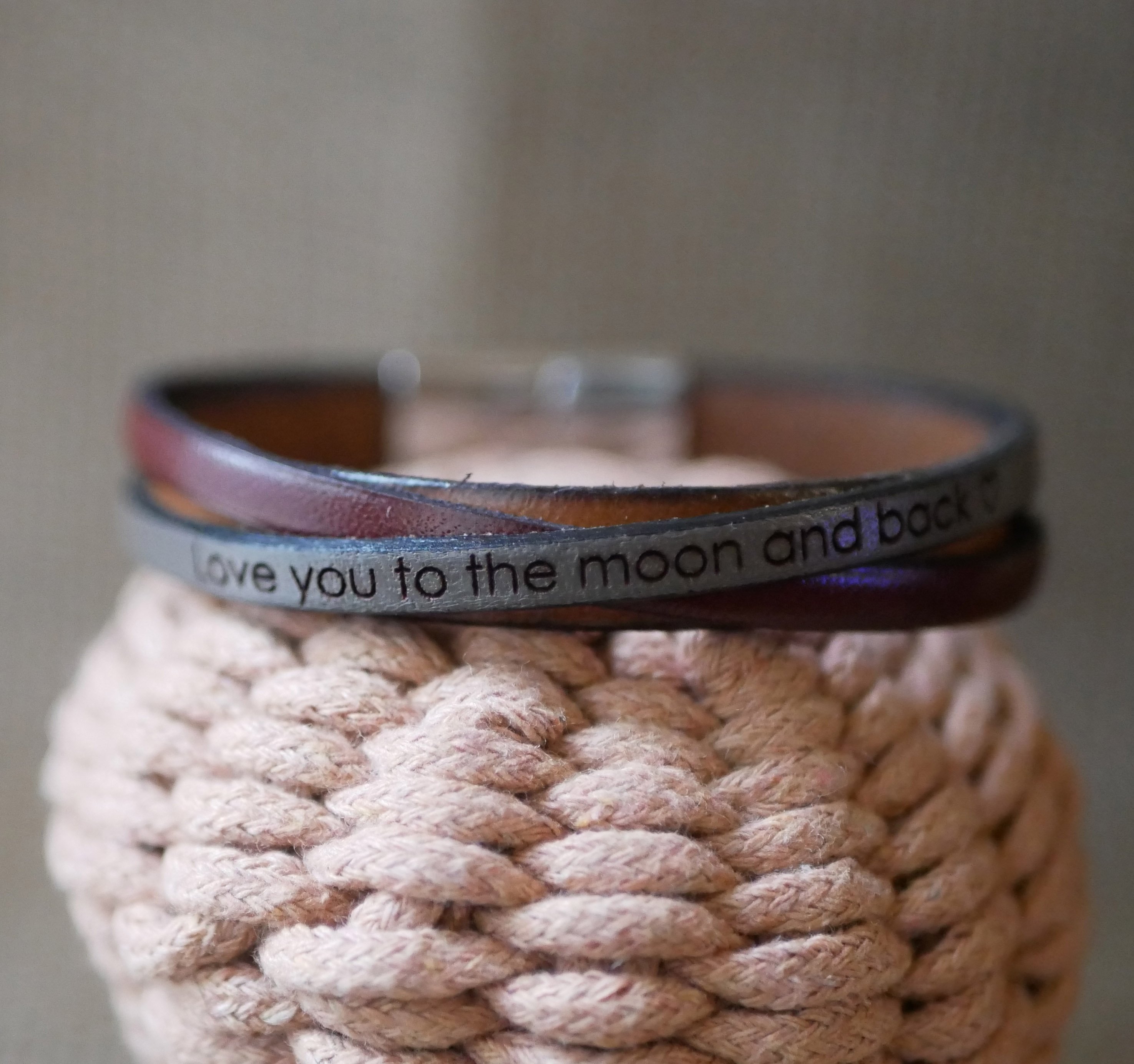 Bracelet manchette aux cuirs crois&eacute;s bicolore avec message grav&eacute; pour homme