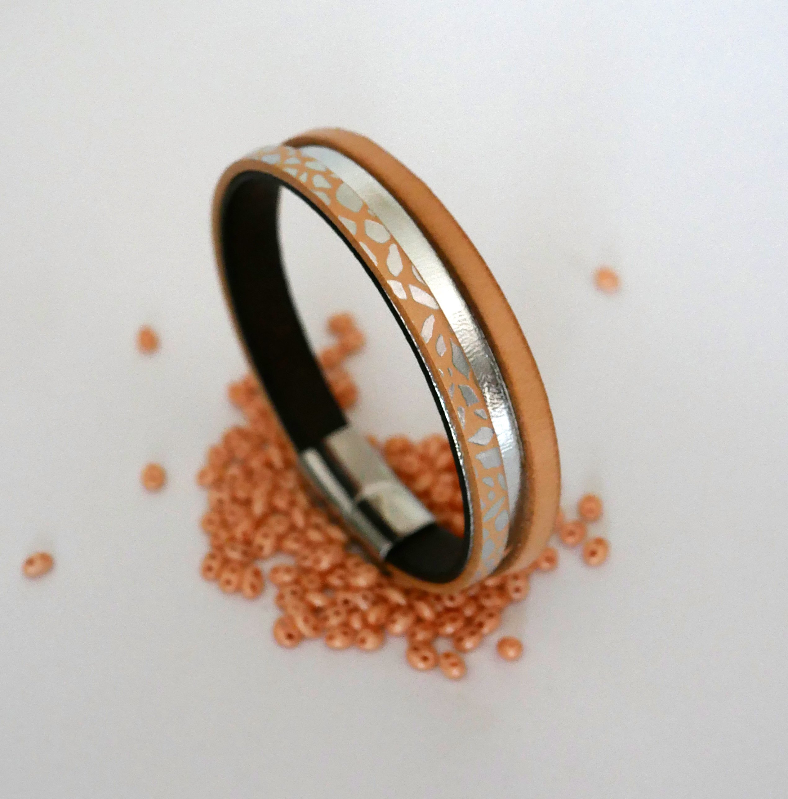 Bracelet manchette femme aux cuirs naturel et argent&eacute; 