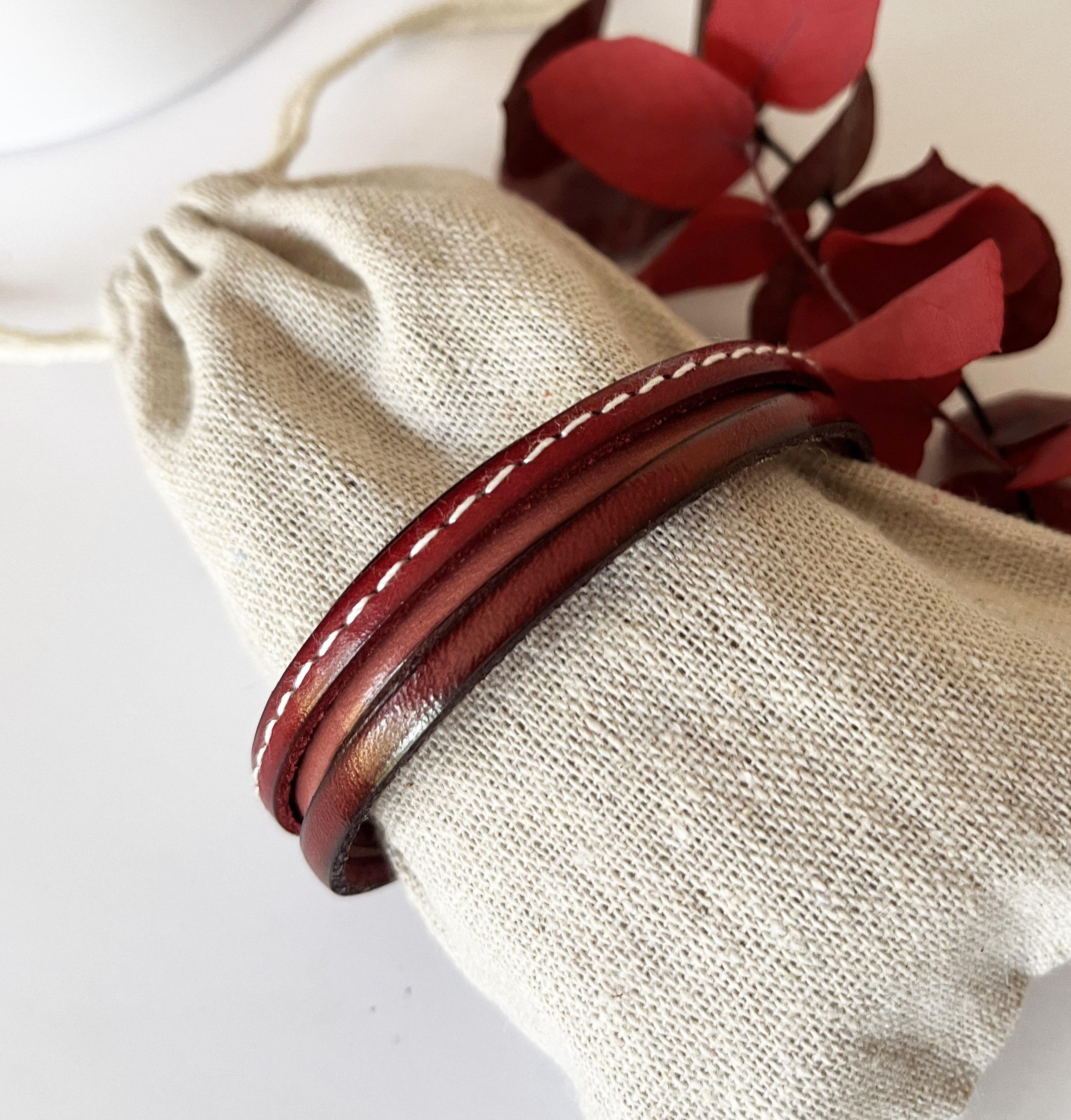 Bracelet manchette femme aux 3 cuirs rouges et fermoir à extension