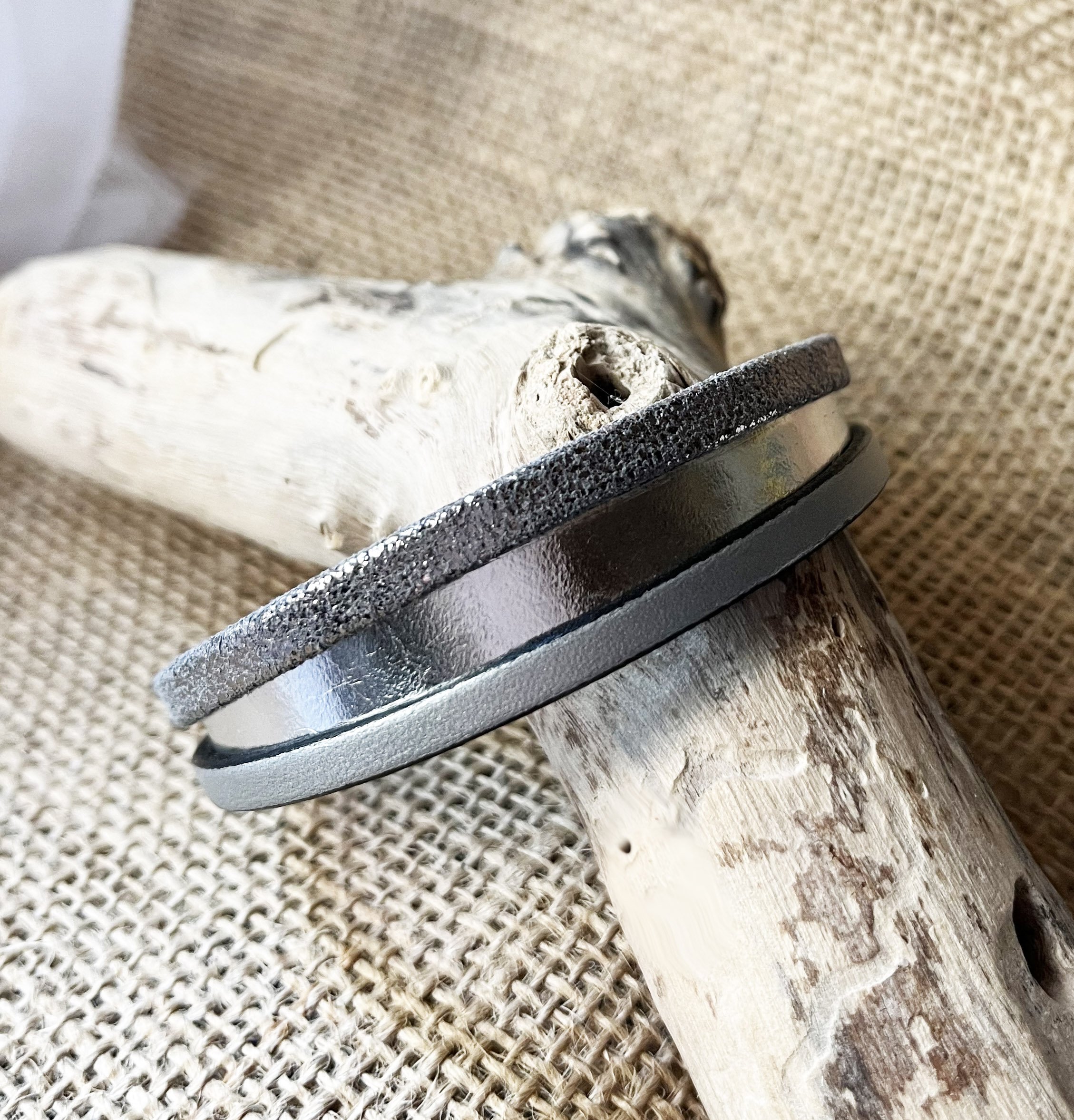 Bracelet manchette femme aux 3 cuirs argenté et gris fermoir à extension