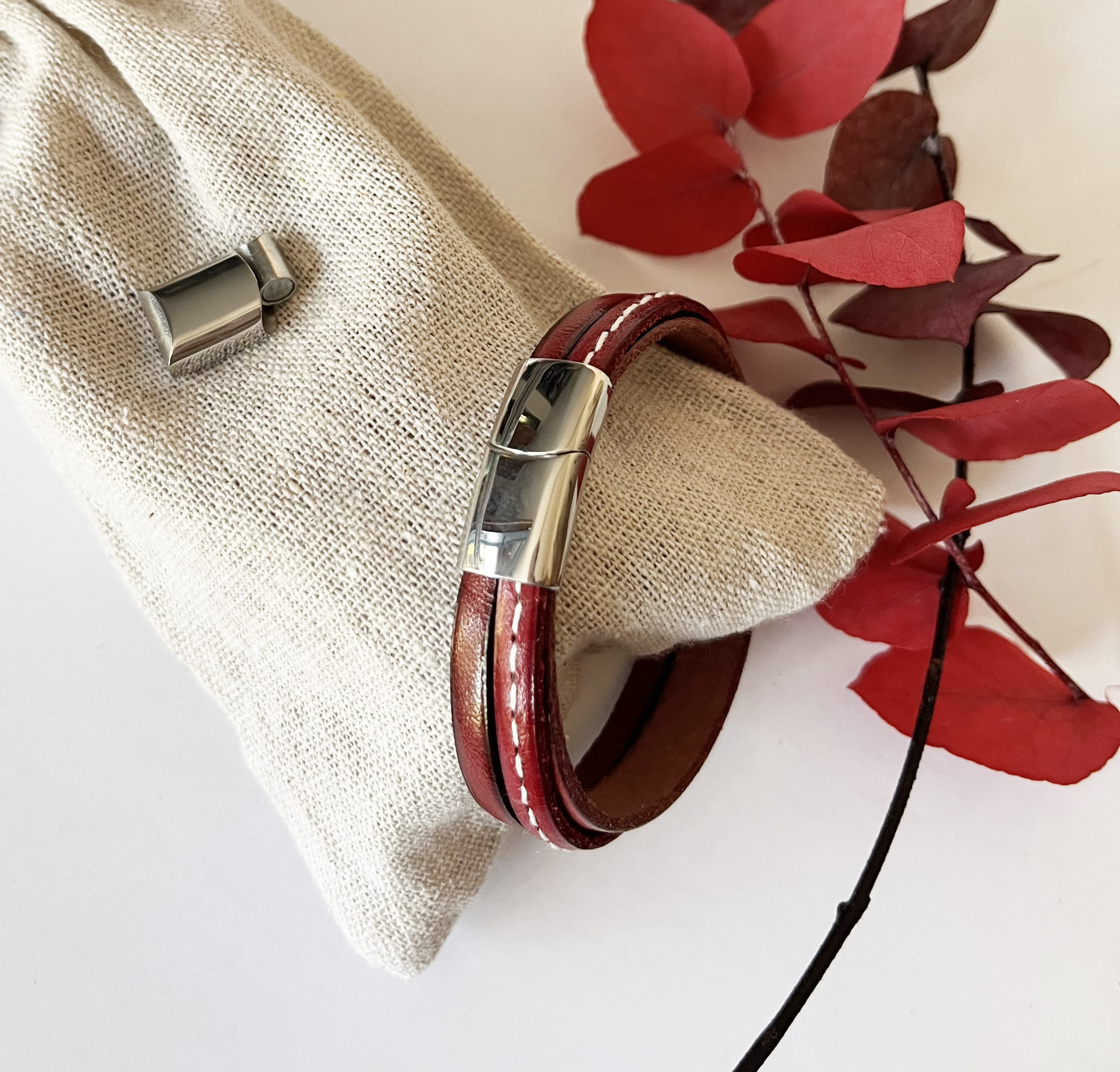 Bracelet manchette femme aux 3 cuirs rouges et fermoir à extension