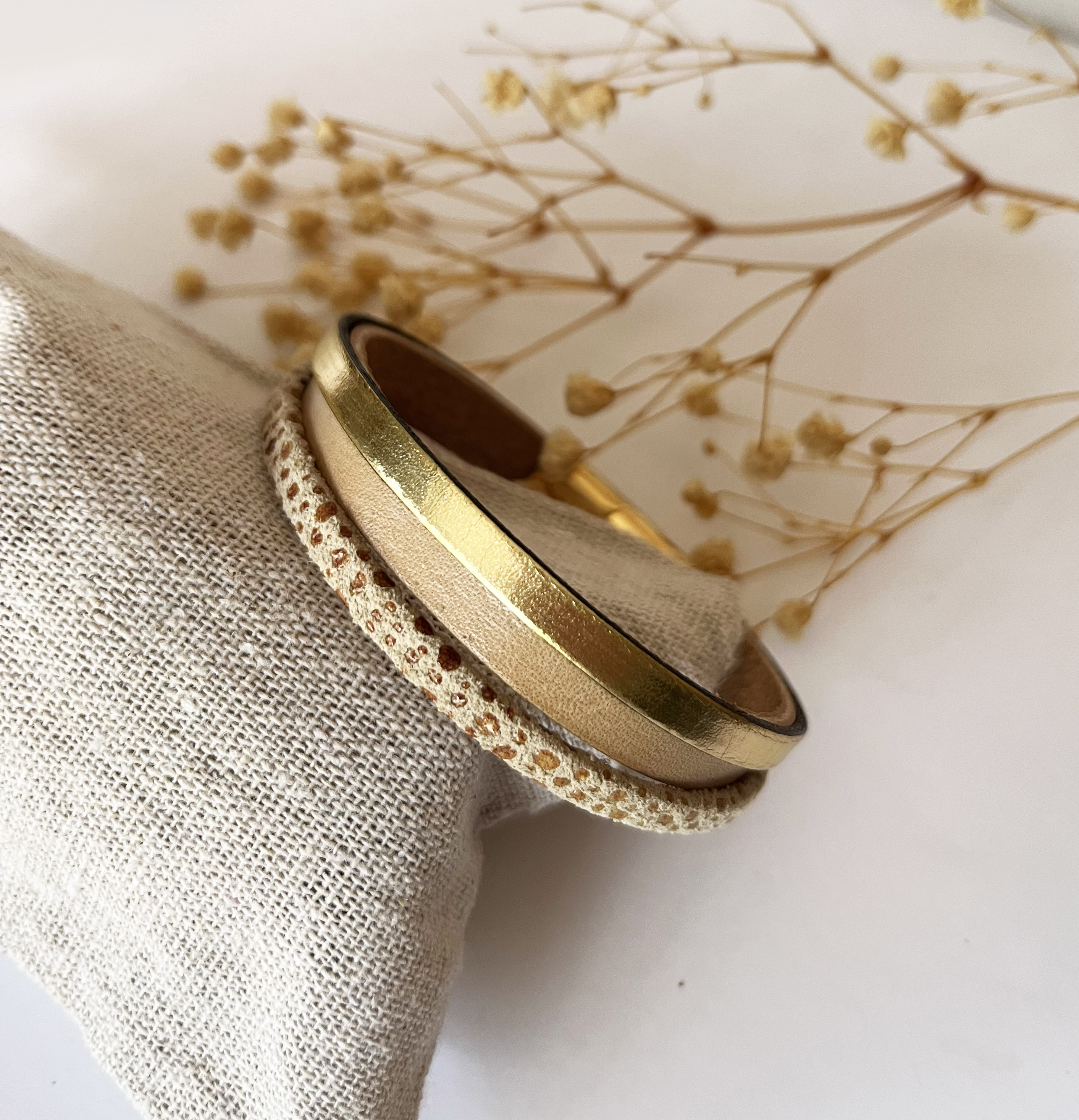 Bracelet manchette femme aux 3 cuirs beige et doré fermoir à extension