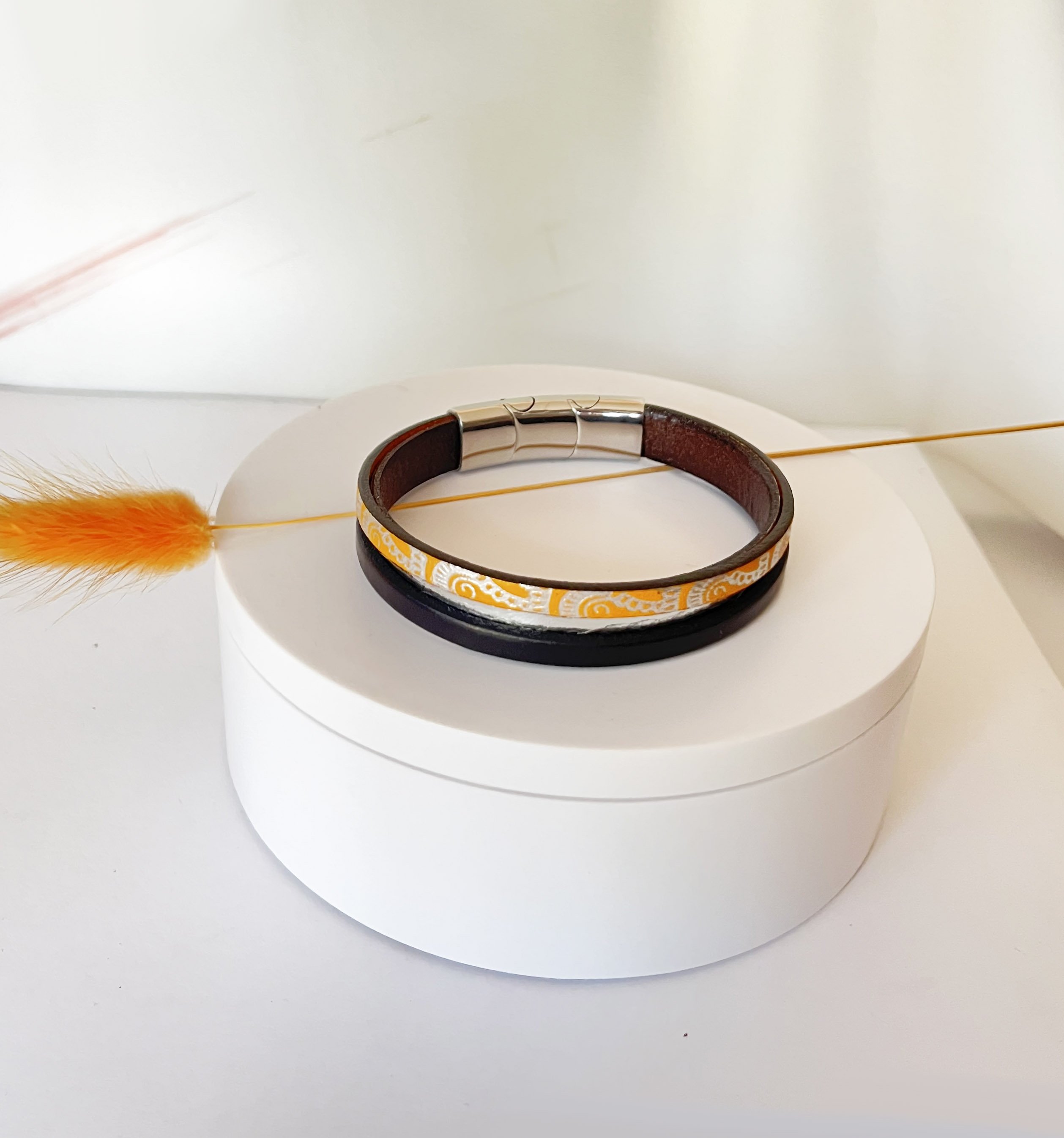 Bracelet manchette femme aux 3 cuirs orange argent&eacute;  fermoir &agrave; extension