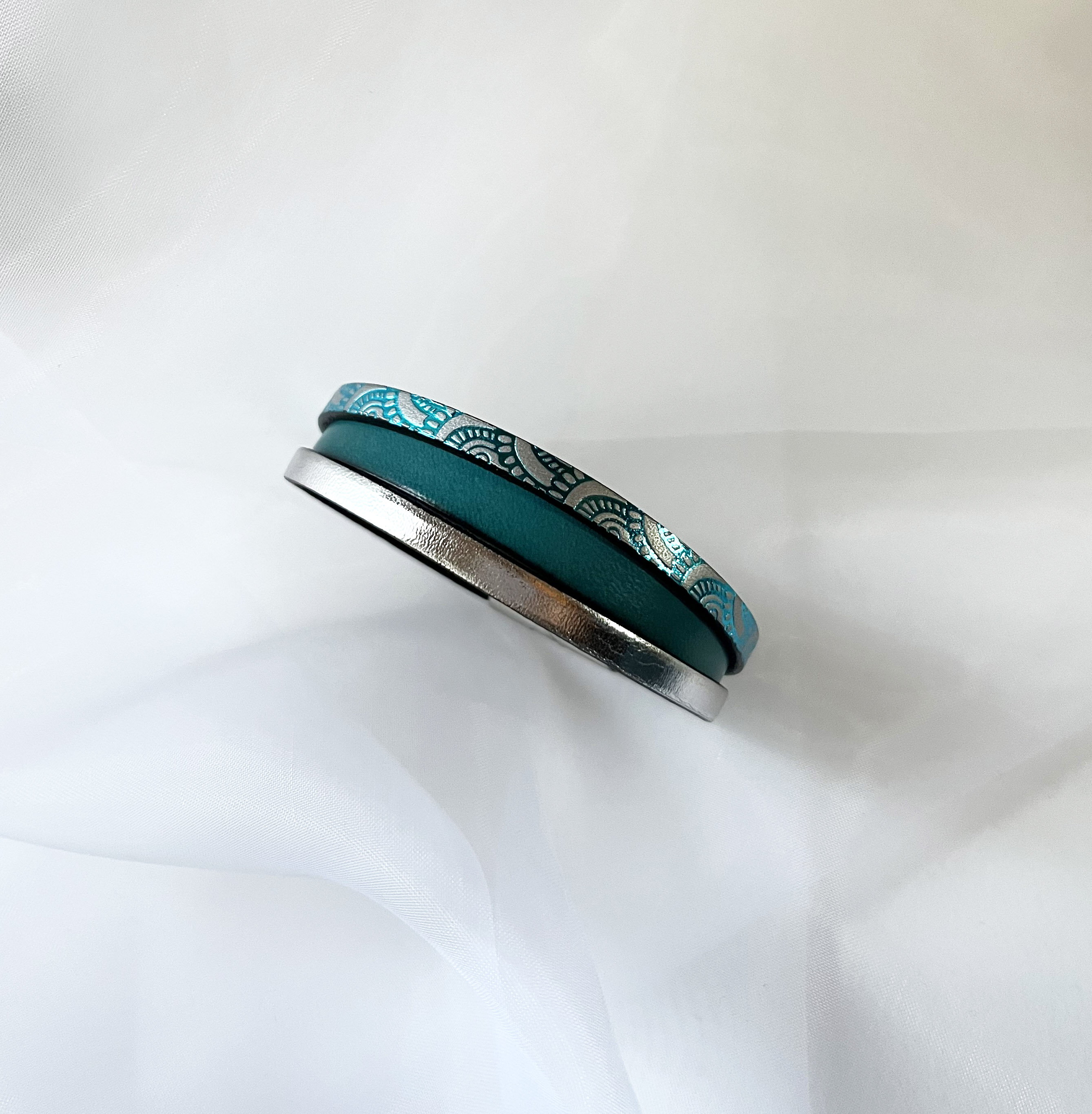 Bracelet manchette femme aux 3 cuirs turquoise et argenté fermoir à extension