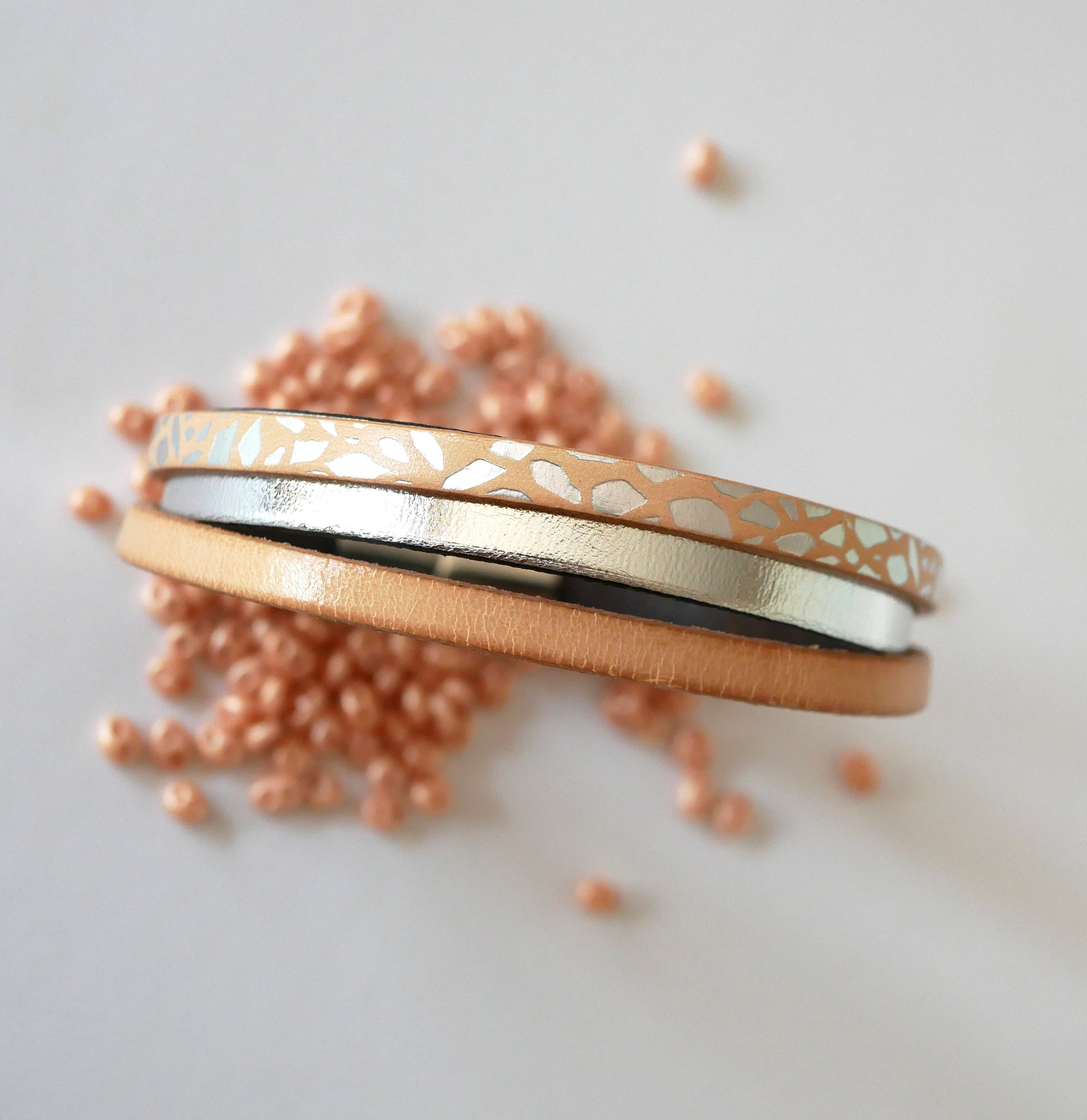 Bracelet manchette femme aux cuirs naturel et argent&eacute; 