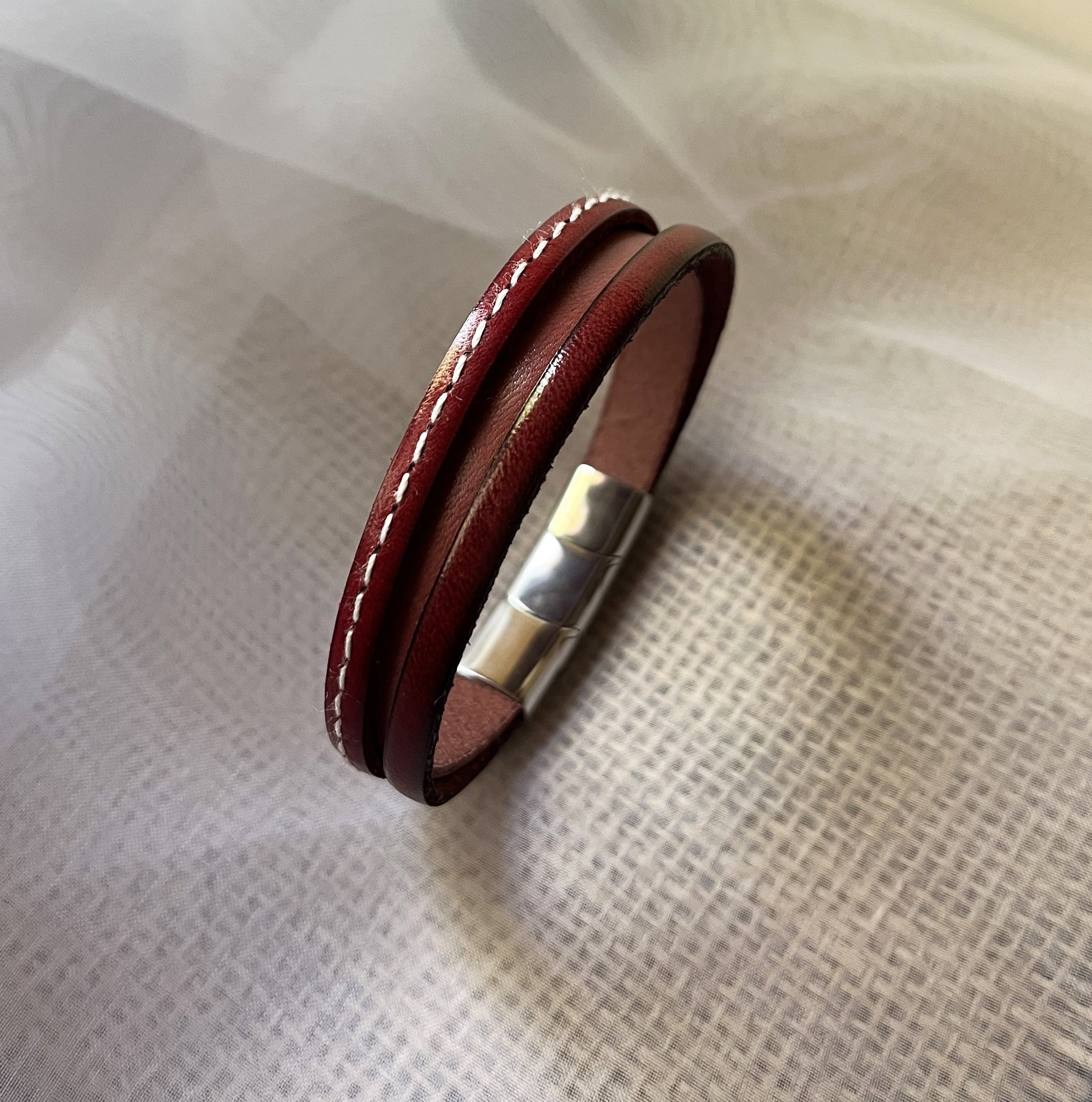 Bracelet manchette femme aux 3 cuirs rouges et fermoir &agrave; extension