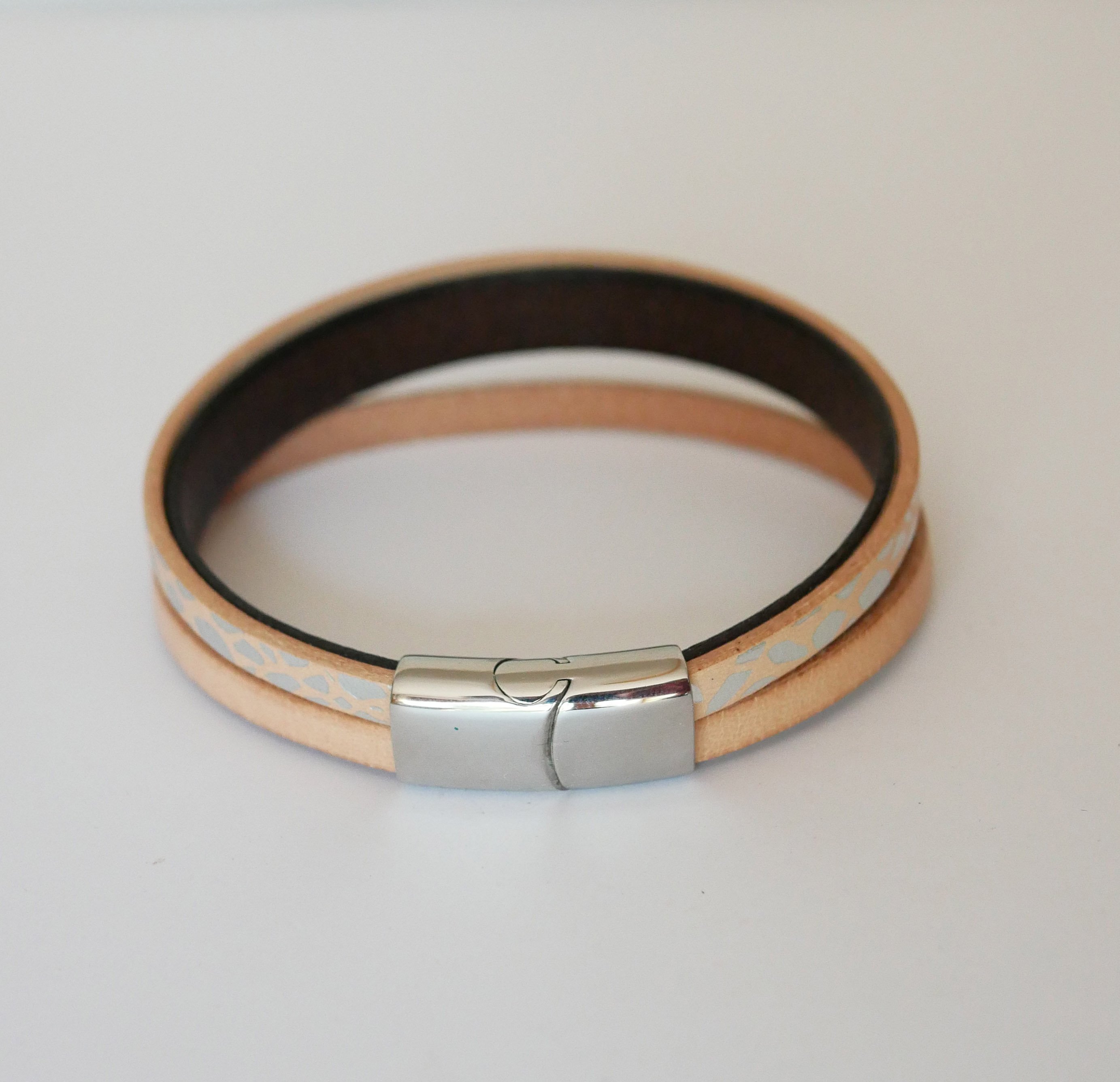 Bracelet manchette femme aux cuirs naturel et argent&eacute; 