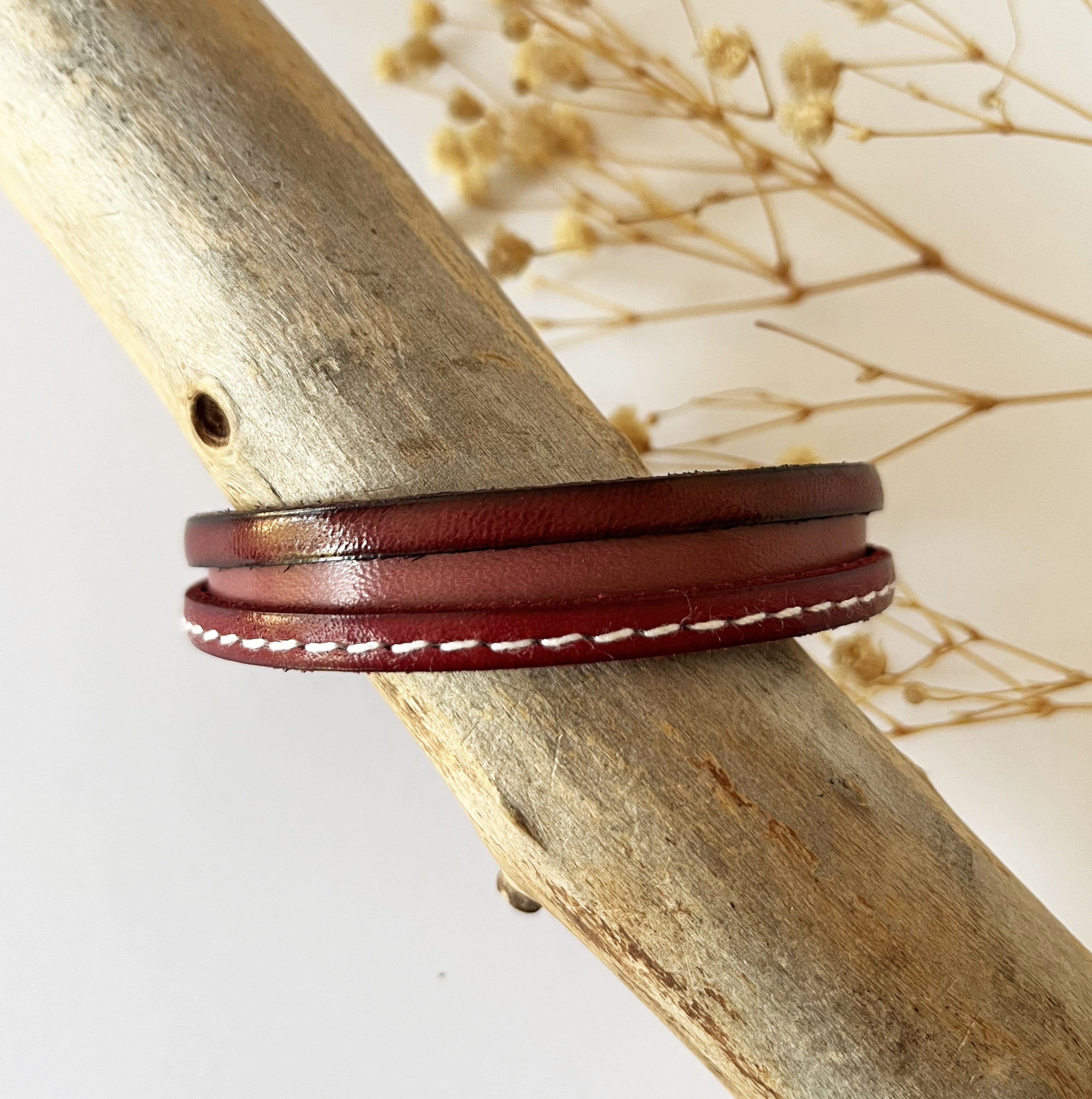 Bracelet manchette femme aux 3 cuirs rouges et fermoir à extension