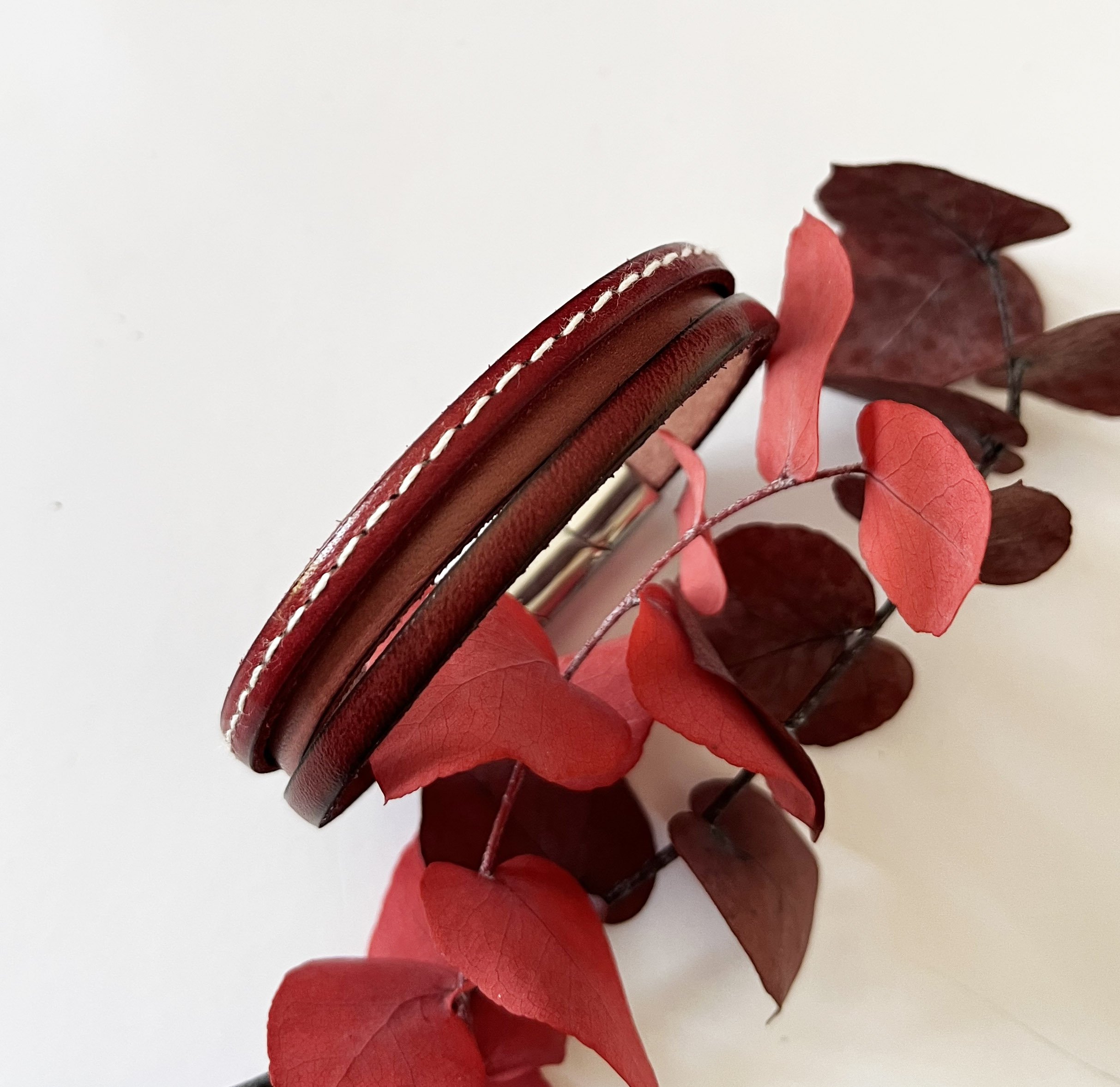 Bracelet manchette femme aux 3 cuirs rouges et fermoir &agrave; extension