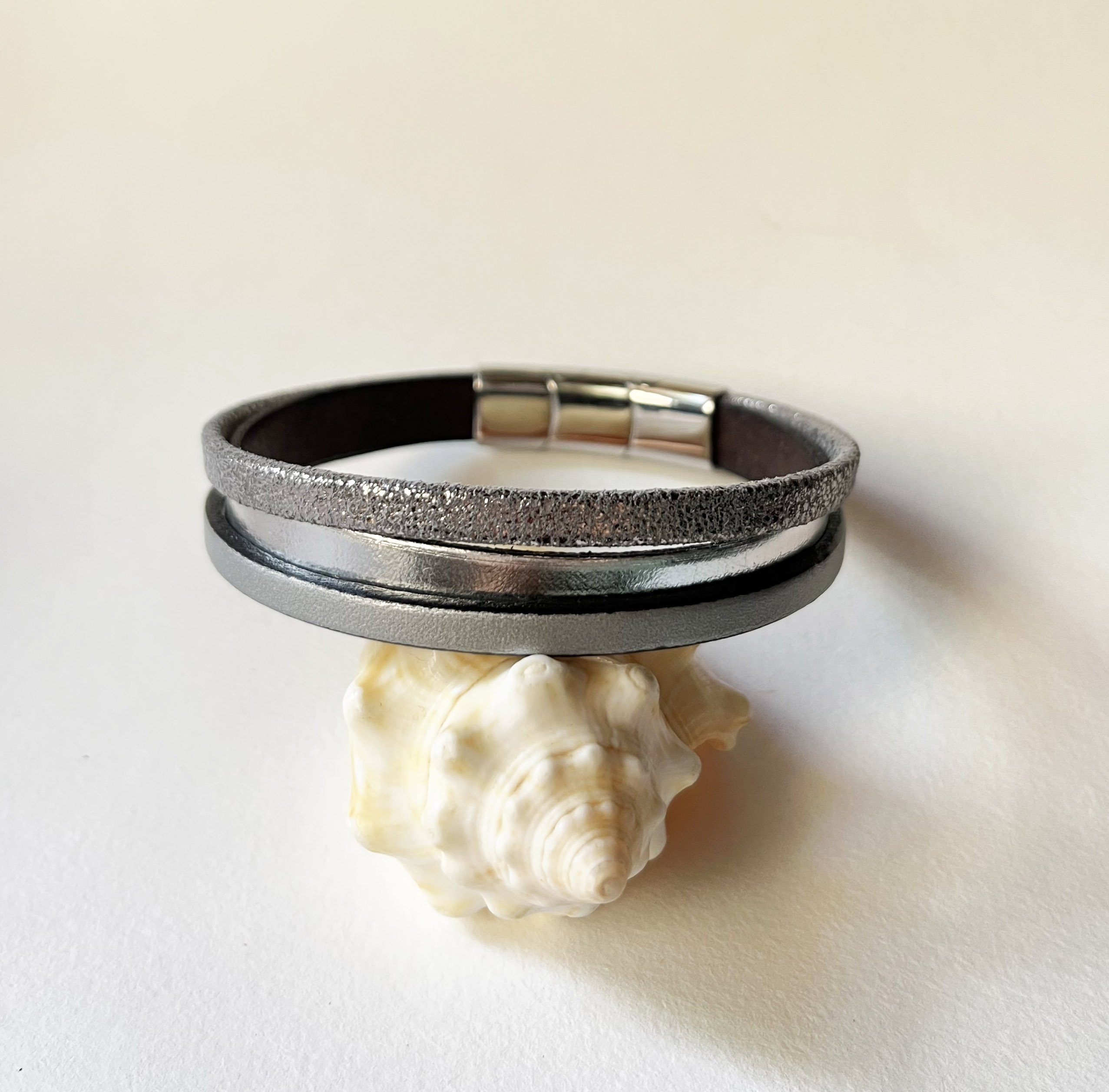 Bracelet manchette femme aux 3 cuirs argent&eacute; et gris fermoir &agrave; extension