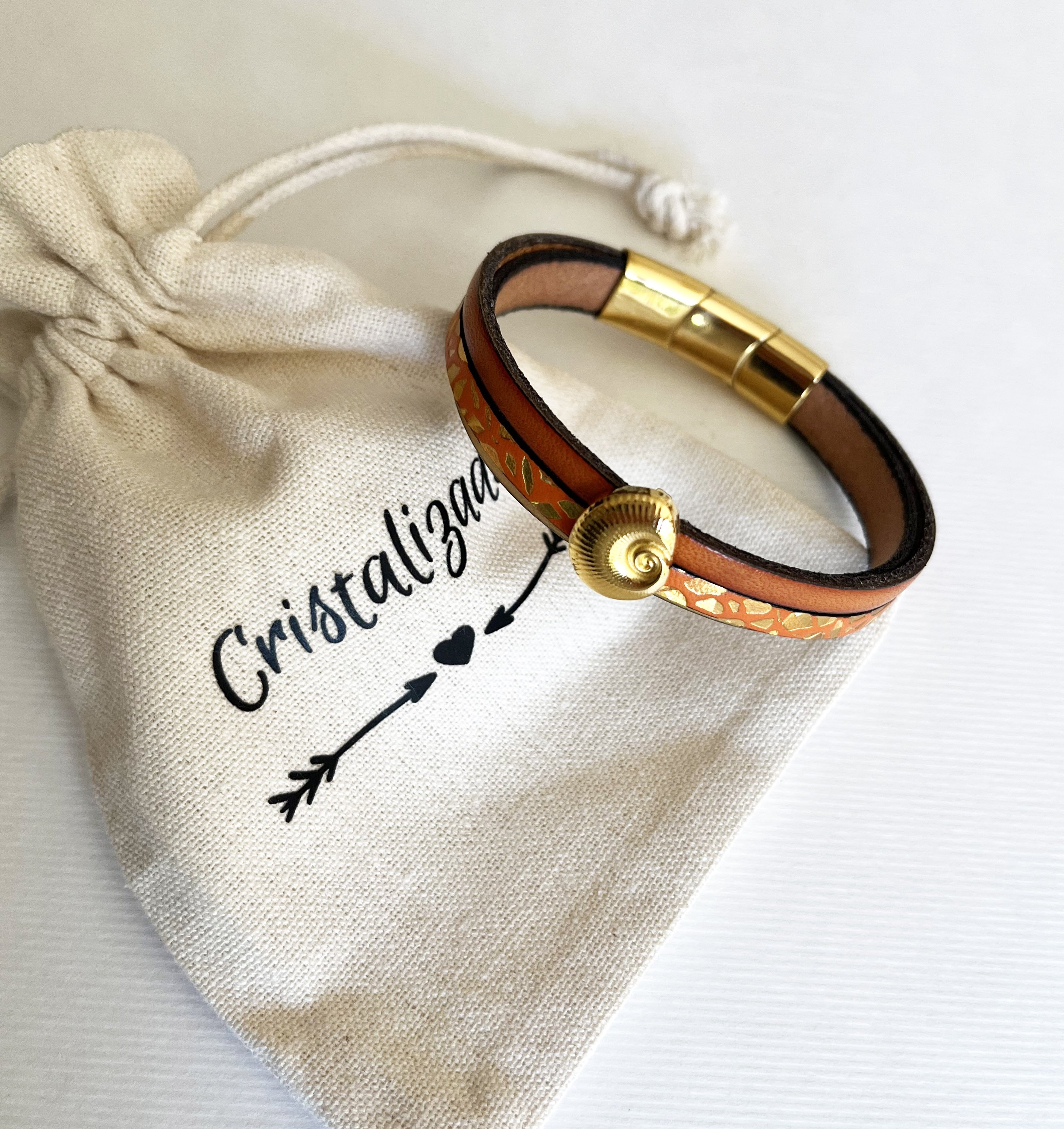 Bracelet manchette femme dor&eacute; Coquillage dor&eacute; et orange