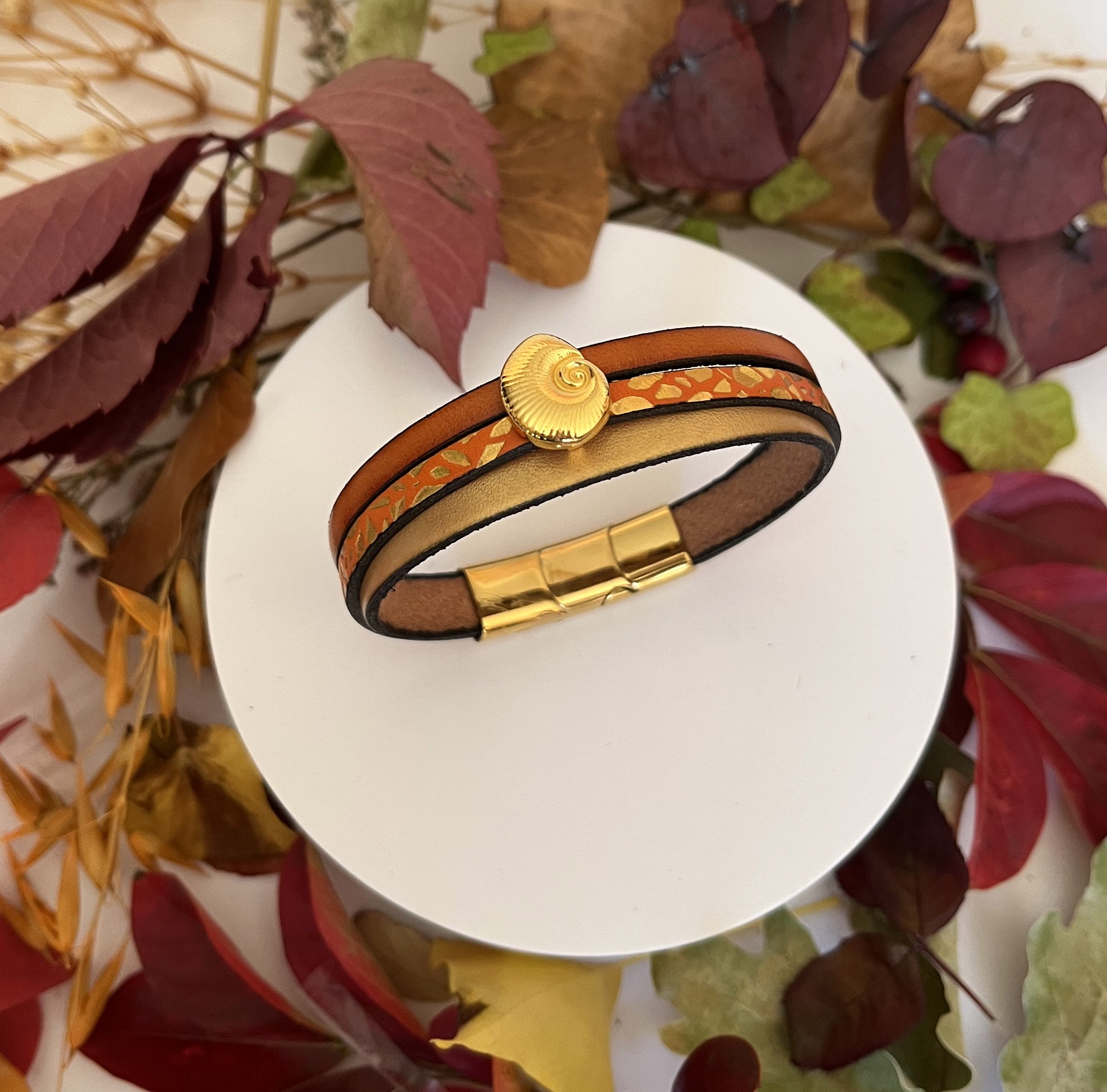 Bracelet manchette femme dor&eacute; Coquillage dor&eacute; et orange