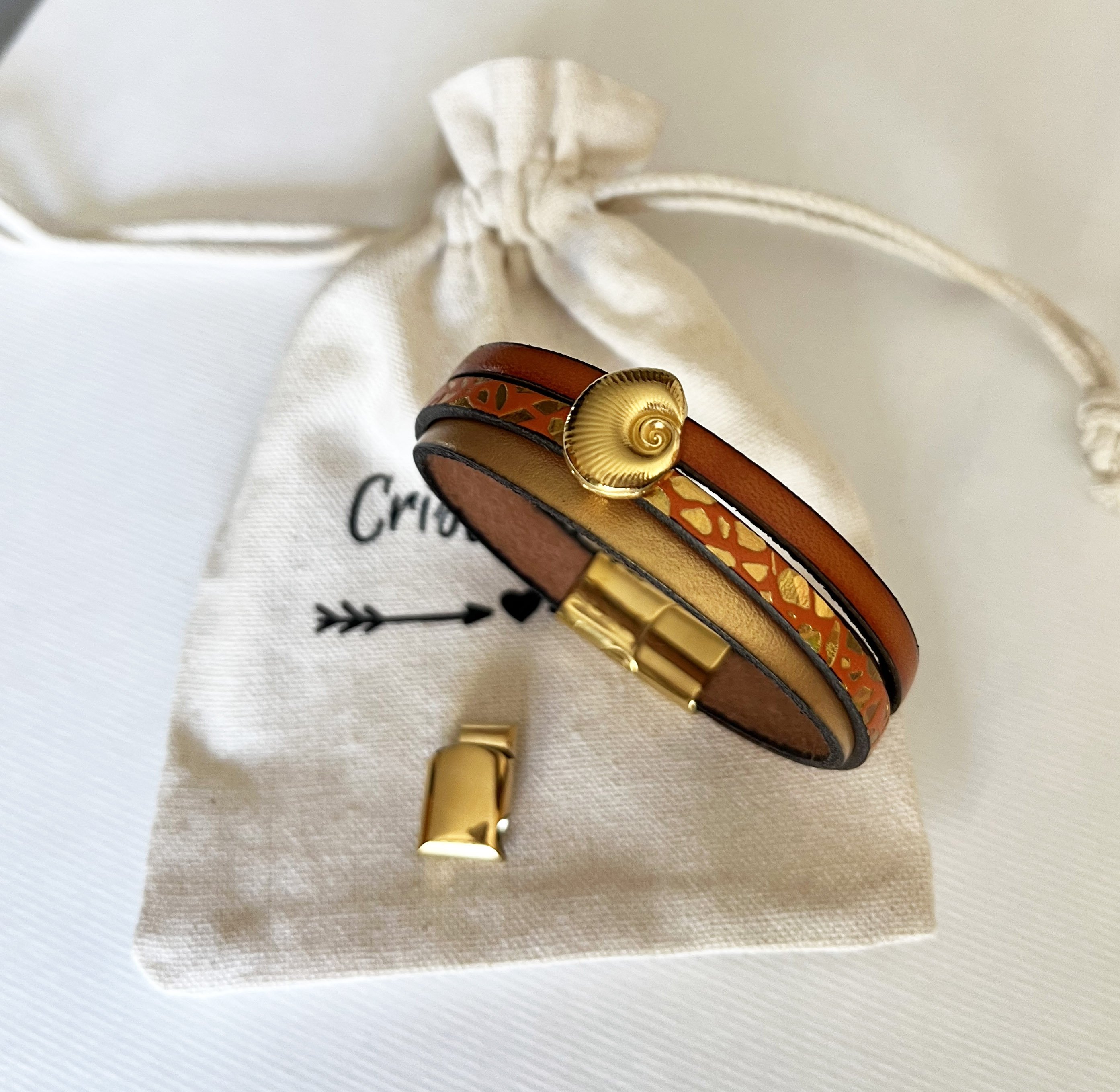 Bracelet manchette femme dor&eacute; Coquillage dor&eacute; et orange