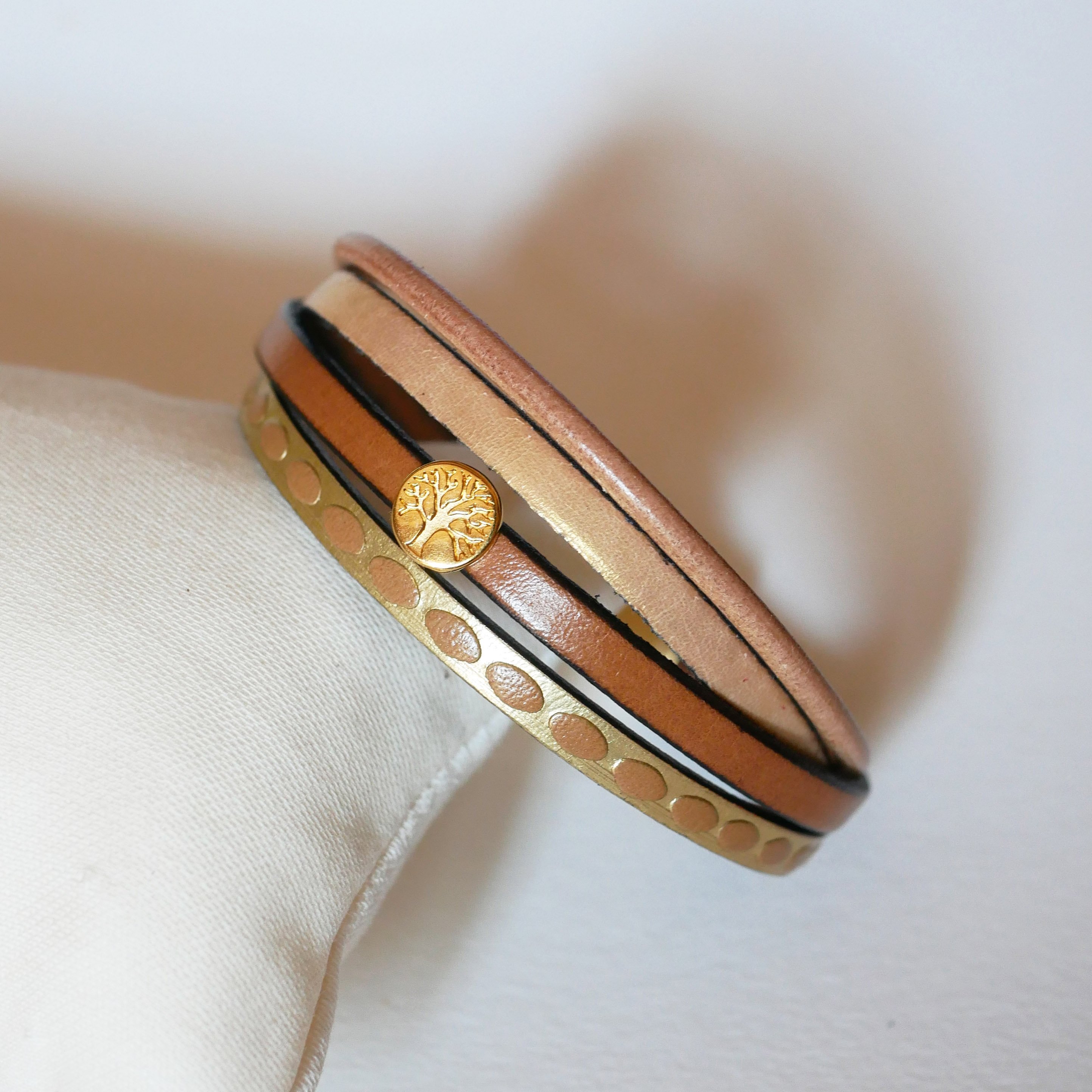 Bracelet manchette femme dor&eacute; mini cabochon Arbre de vie
