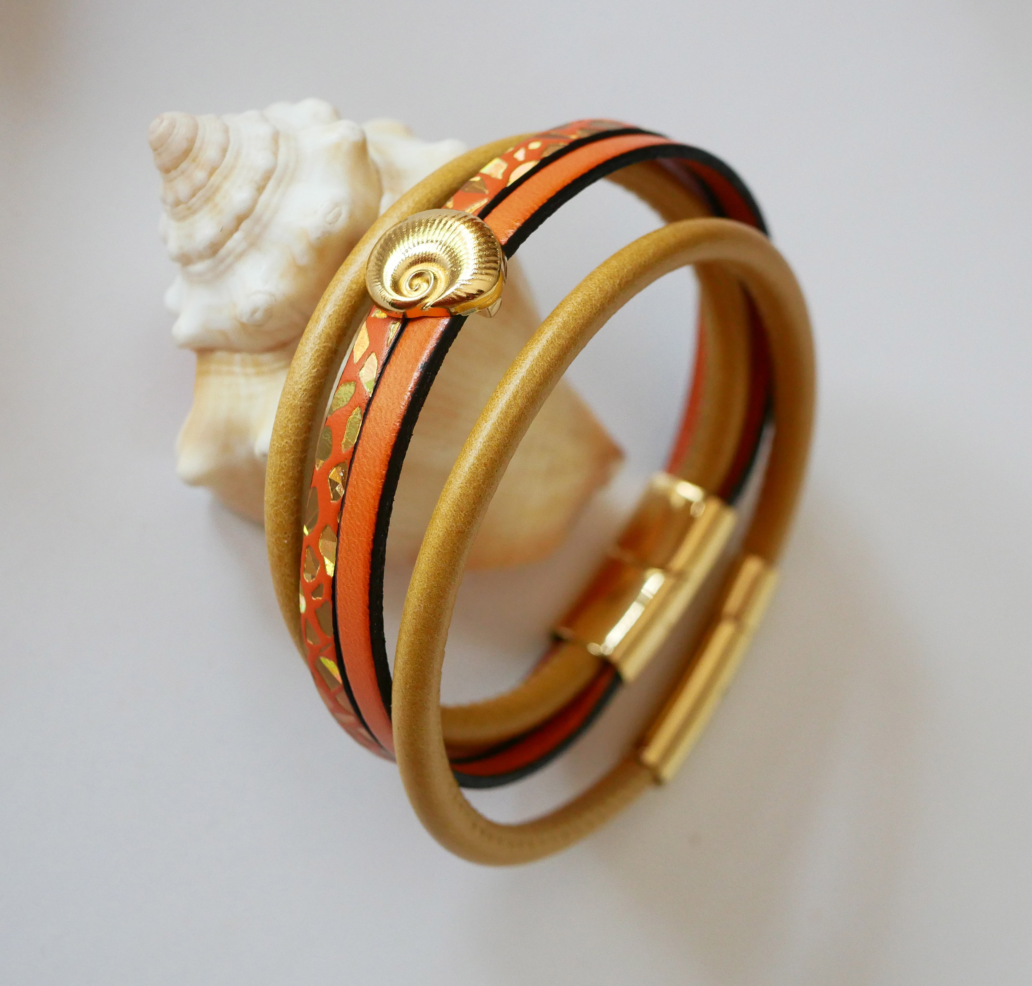 Bracelet manchette femme doré Coquillage doré et orange