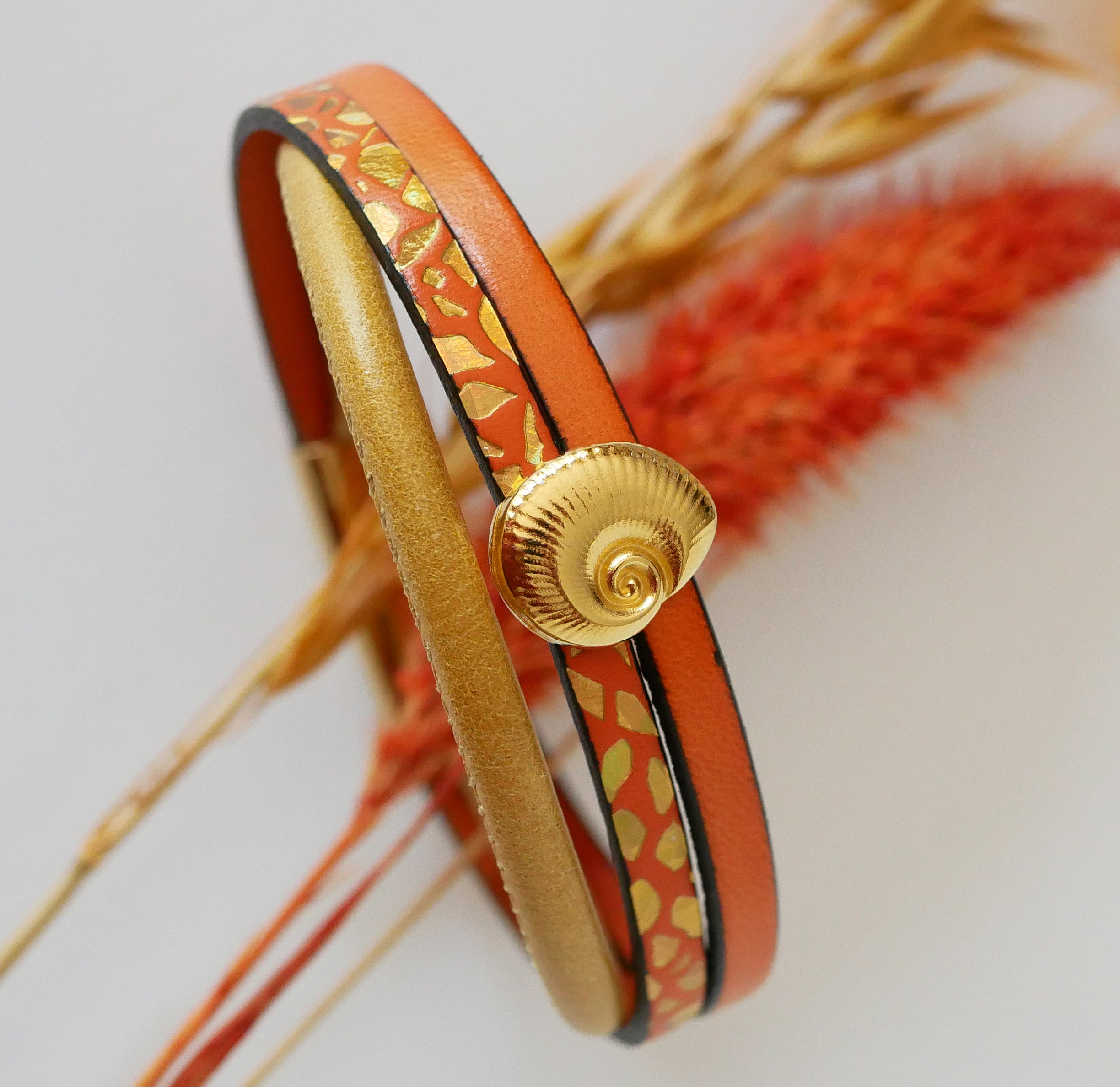 Bracelet manchette femme doré Coquillage doré et orange