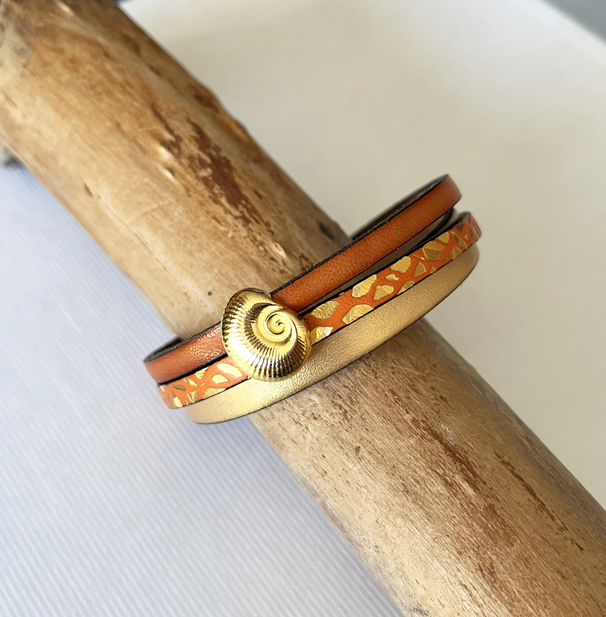 Bracelet manchette femme doré Coquillage doré et orange