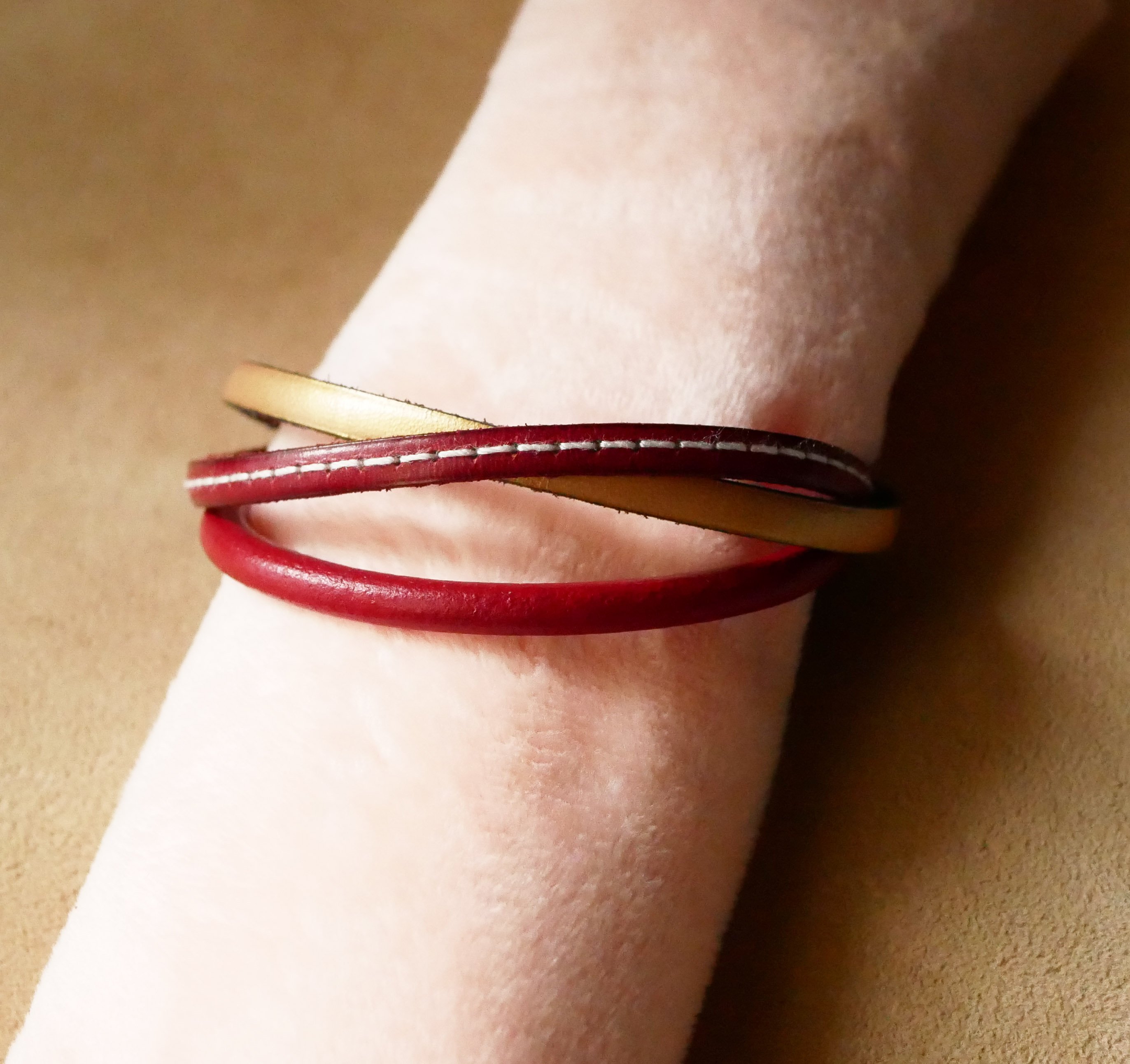 Bracelet manchette femme multi cuirs Rouge et Dor&eacute;